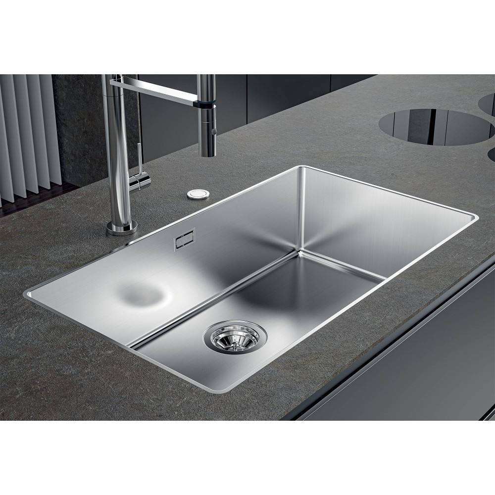 Lavello in acciaio inox su piano di lavoro scuro con rubinetto cromato.