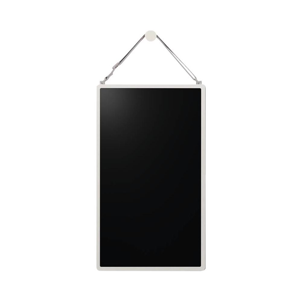Un panneau noir rectangulaire avec un cadre blanc est suspendu par un cordon sur fond blanc.