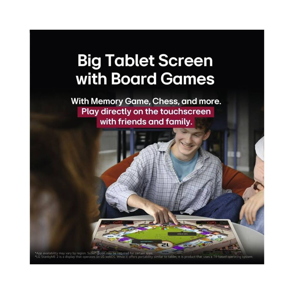 Des amis jouant à des jeux de société sur une grande tablette tactile.