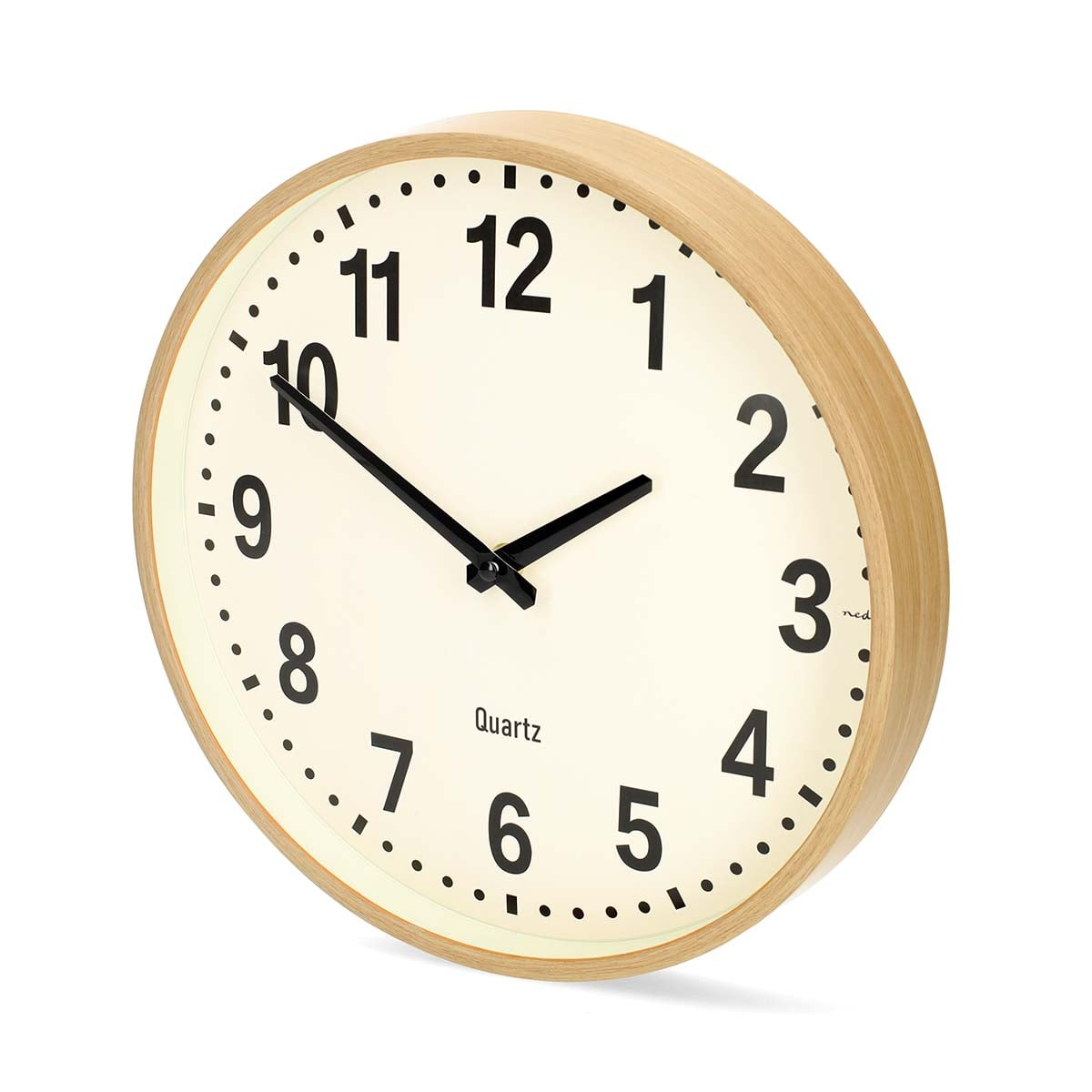 Eine runde Holzwanduhr mit weißem Zifferblatt, schwarzen Ziffern und Zeigern auf weißem Hintergrund.