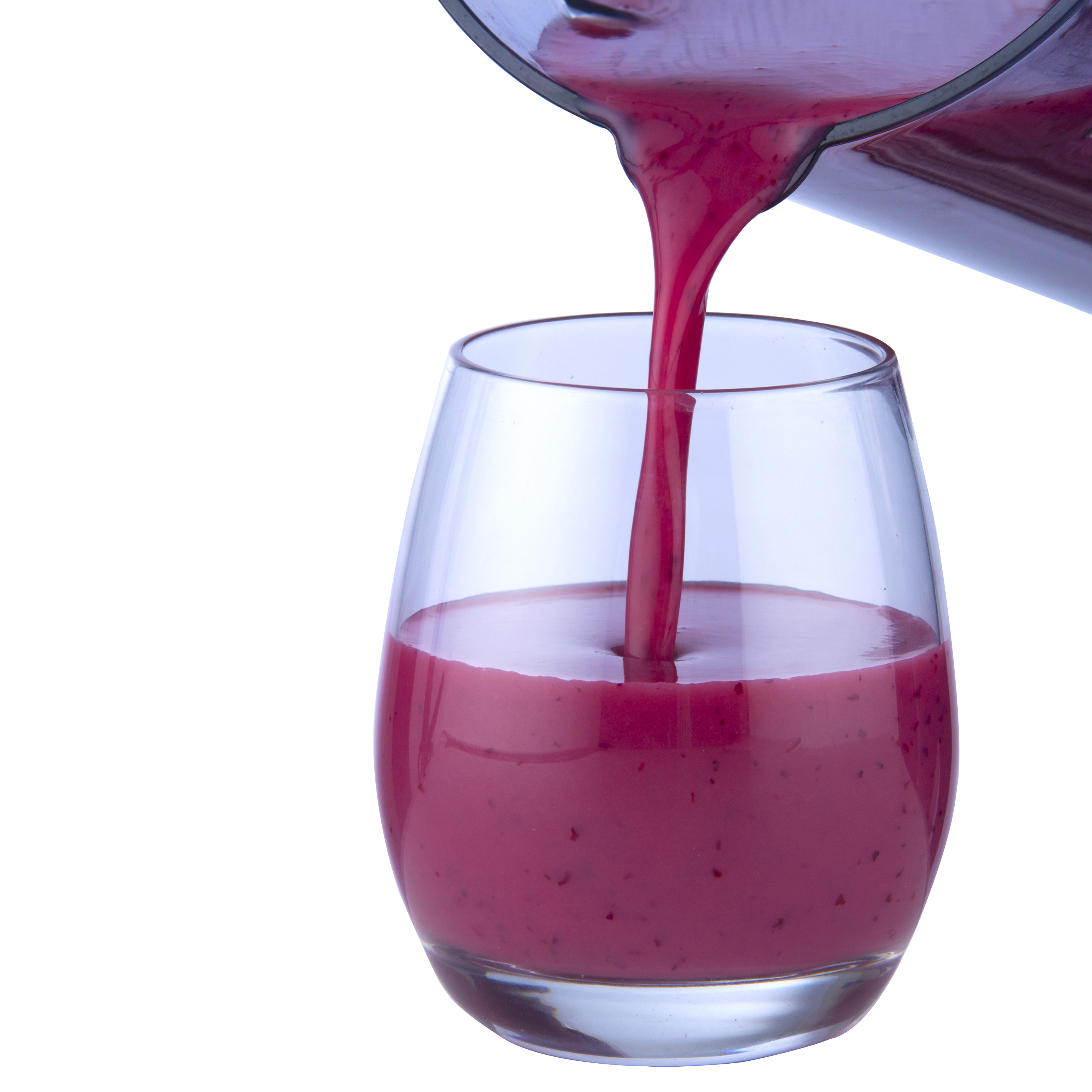Roter Beeren-Smoothie wird aus einem Mixer in ein Glas gegossen.