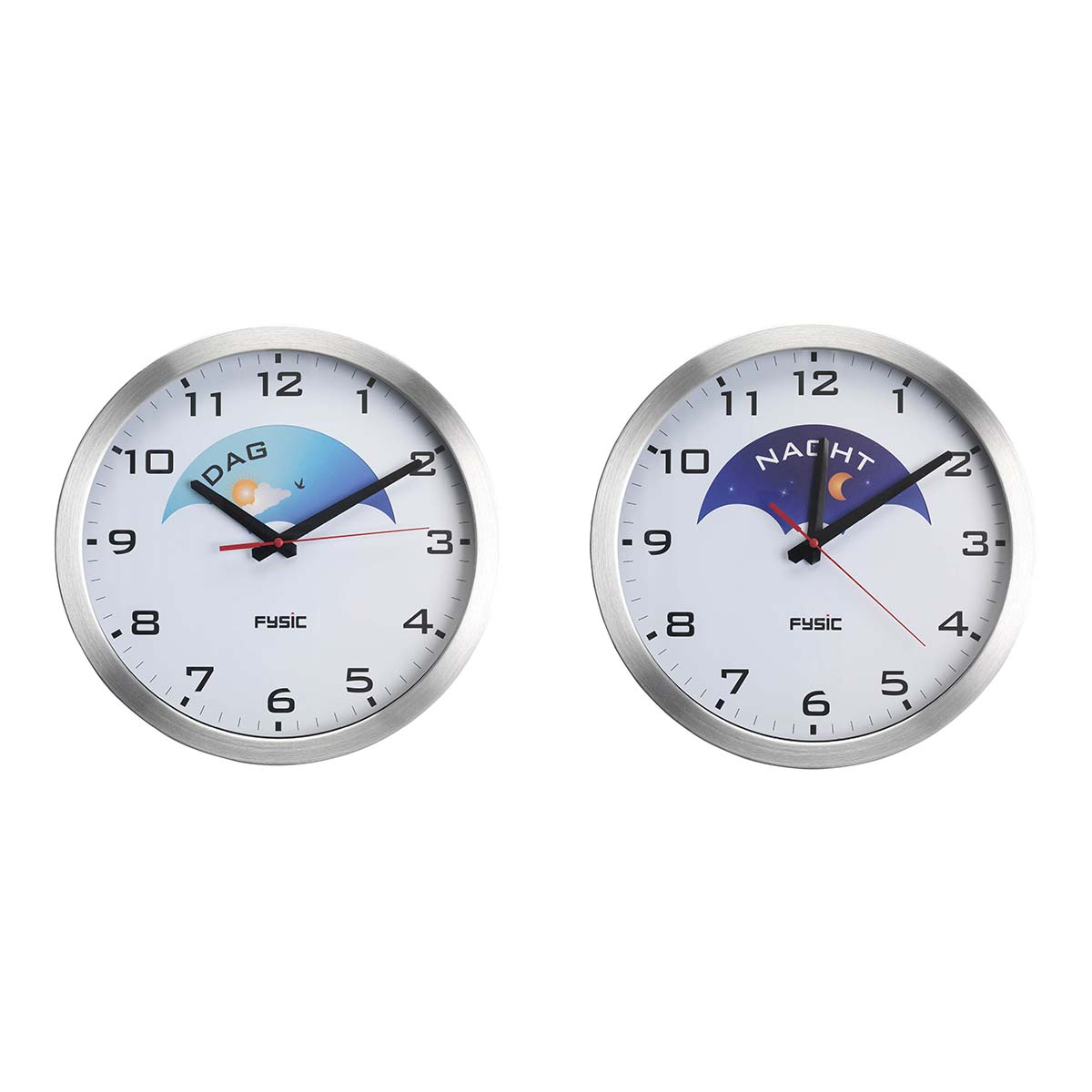 Deux horloges murales cerclées d'argent sur fond blanc. L'horloge de gauche indique le jour, celle de droite la nuit.