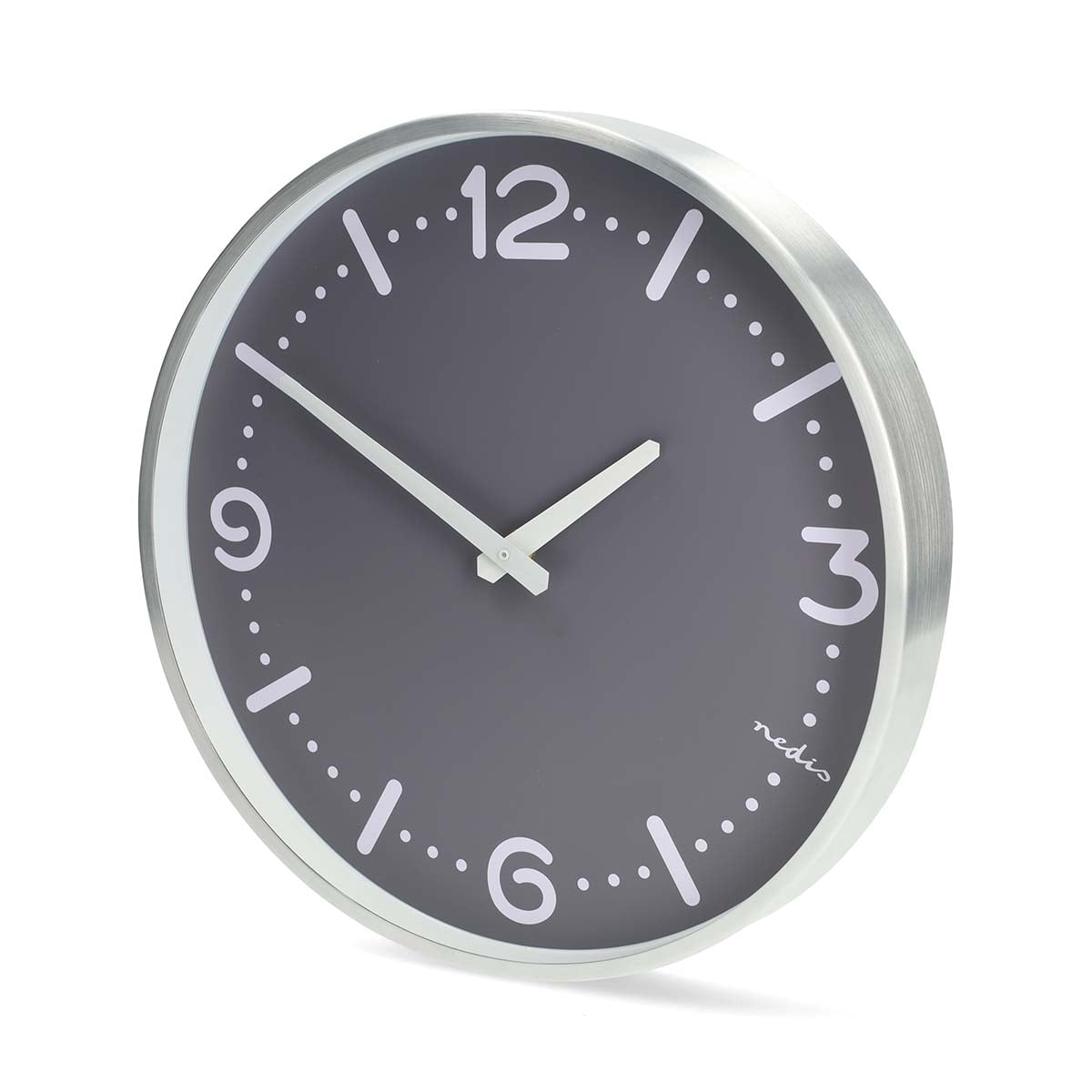 Eine graue Wanduhr mit silbernem Rand, weißen Zahlen und weißen Zeigern gegen einen weißen Hintergrund.