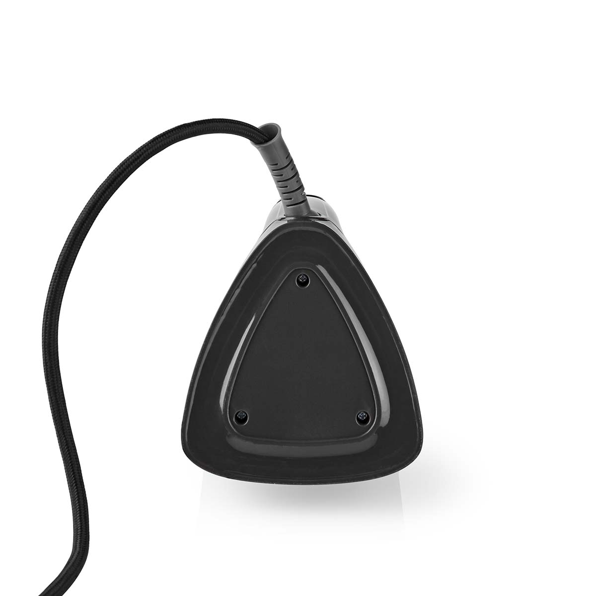 La base triangular de un aparato gris con un cable negro sobre fondo blanco.