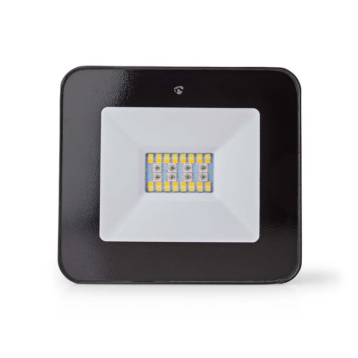 Un proyector LED negro con frente blanco y una matriz LED central sobre un fondo blanco.