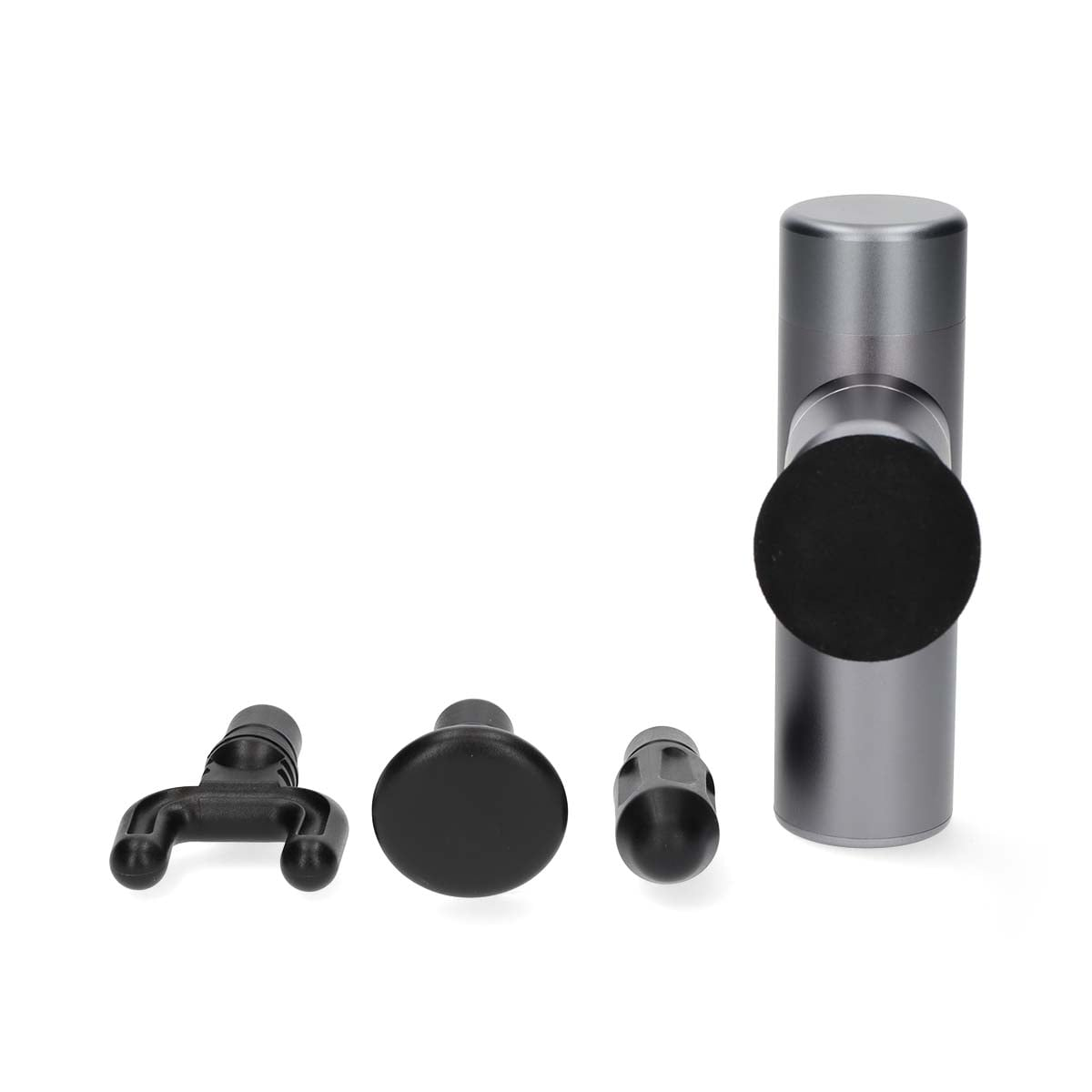 Mini pistola da massaggio grigia con tre accessori neri su sfondo bianco.