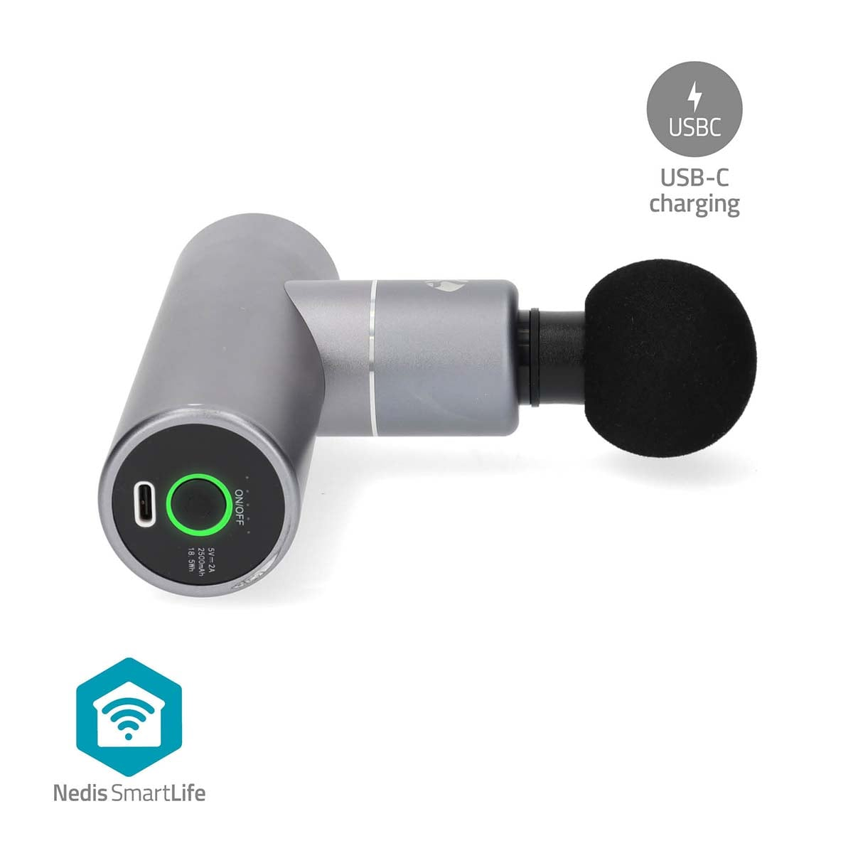 Una pistola da massaggio grigia con accessorio a sfera nera e icona di ricarica USB-C su sfondo bianco.