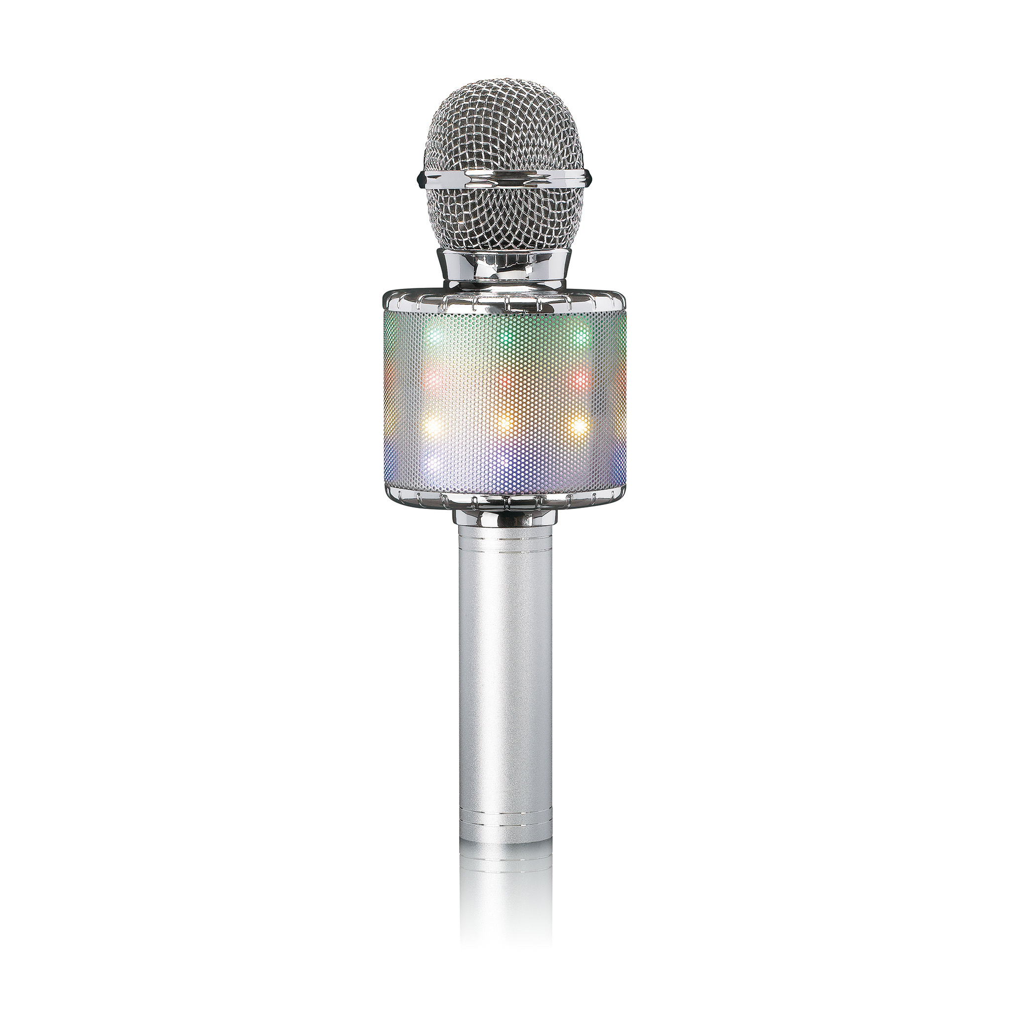 Un microphone de karaoké argenté avec des lumières LED lumineuses sur la poignée sur fond blanc.