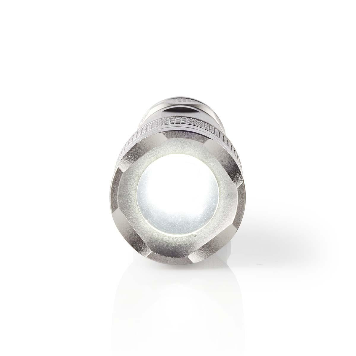 Vista frontale di una torcia argentata con luce accesa brillante su sfondo bianco.