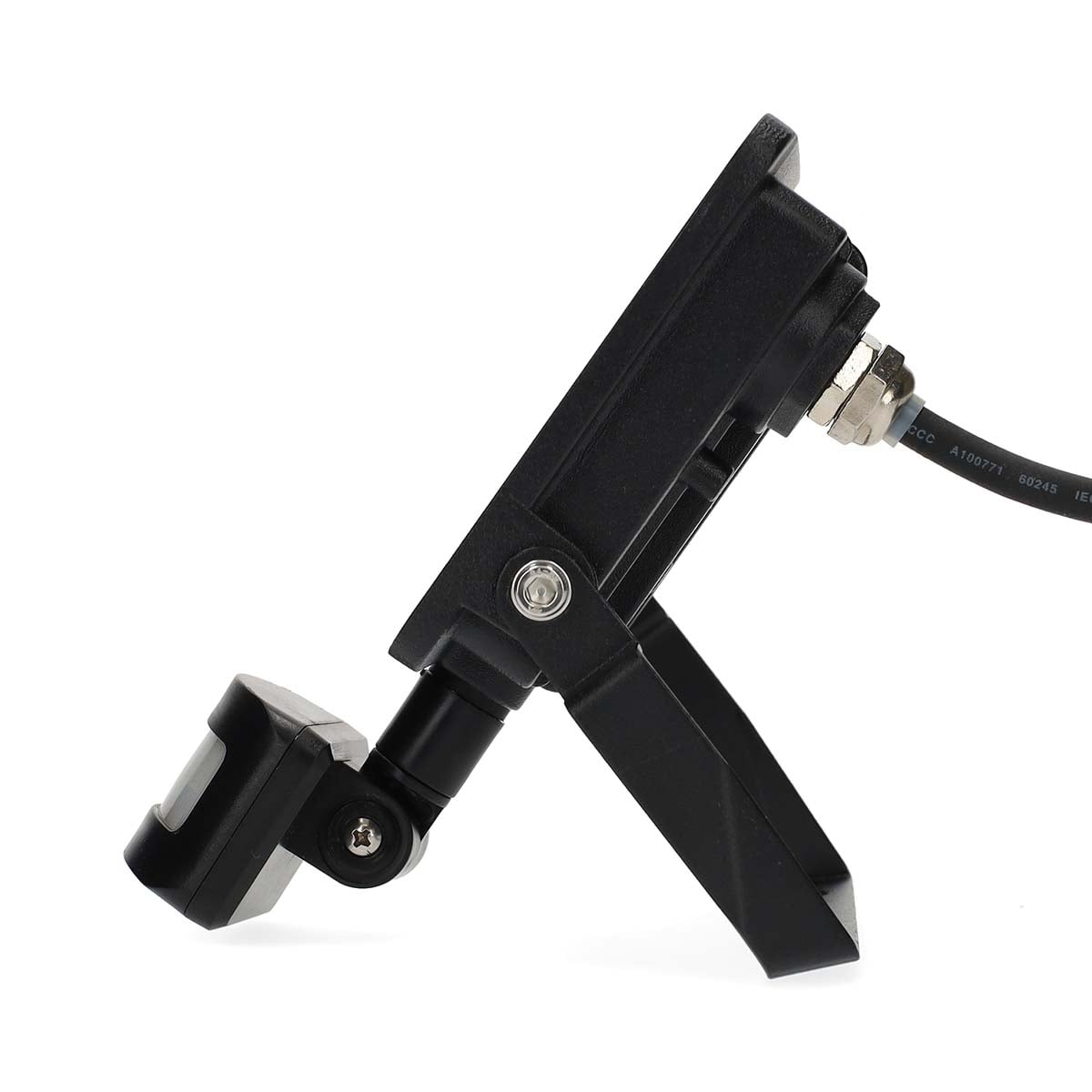 Un proyector LED negro con sensor de movimiento, cable y soporte ajustable sobre un fondo blanco.
