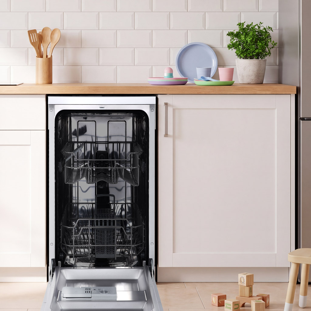 Lavavajillas abierto en una cocina moderna con azulejos blancos, encimera de madera y elementos decorativos.