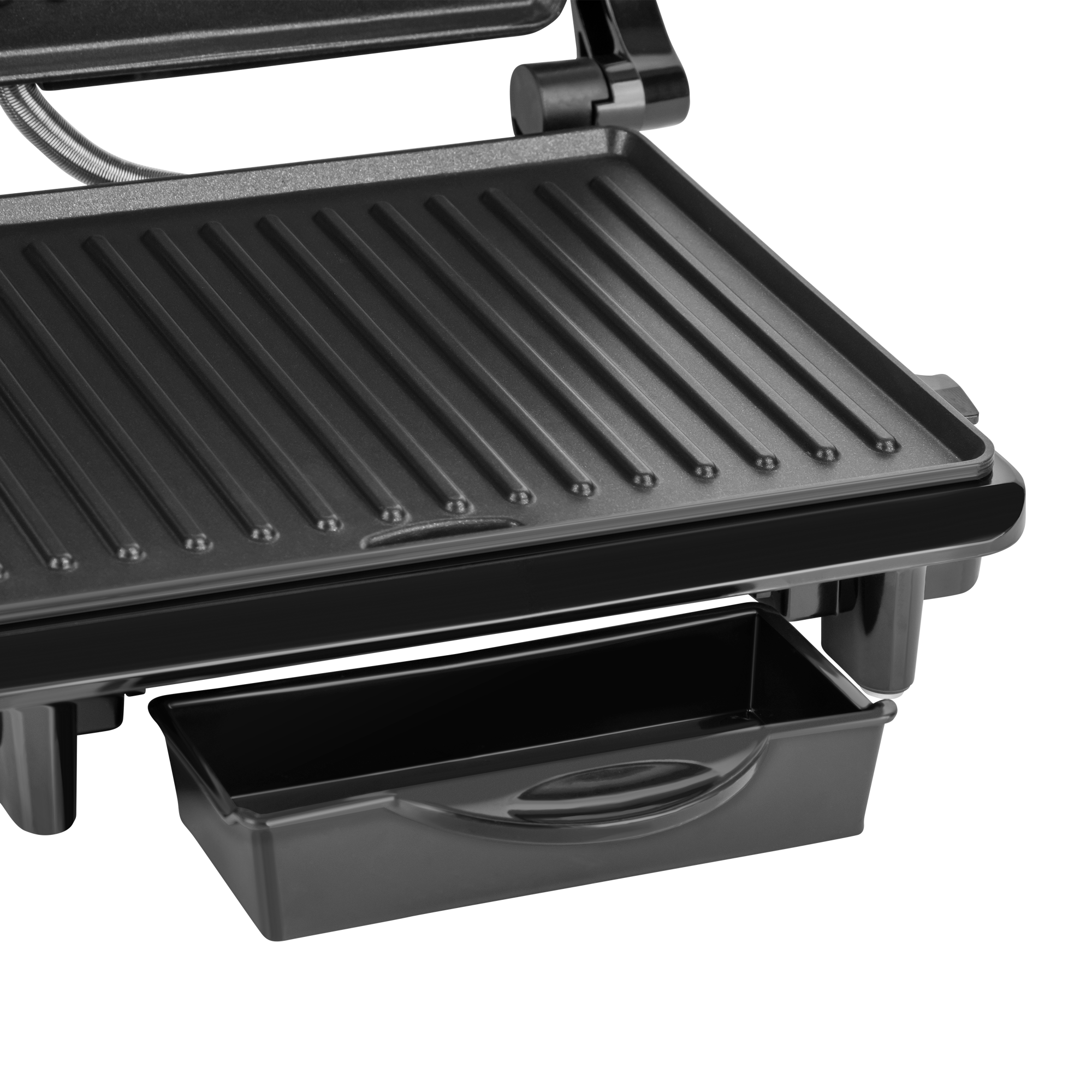 Czarny grill elektryczny z żebrowanymi płytami i wysuwaną tacką ociekową na czarnym tle.