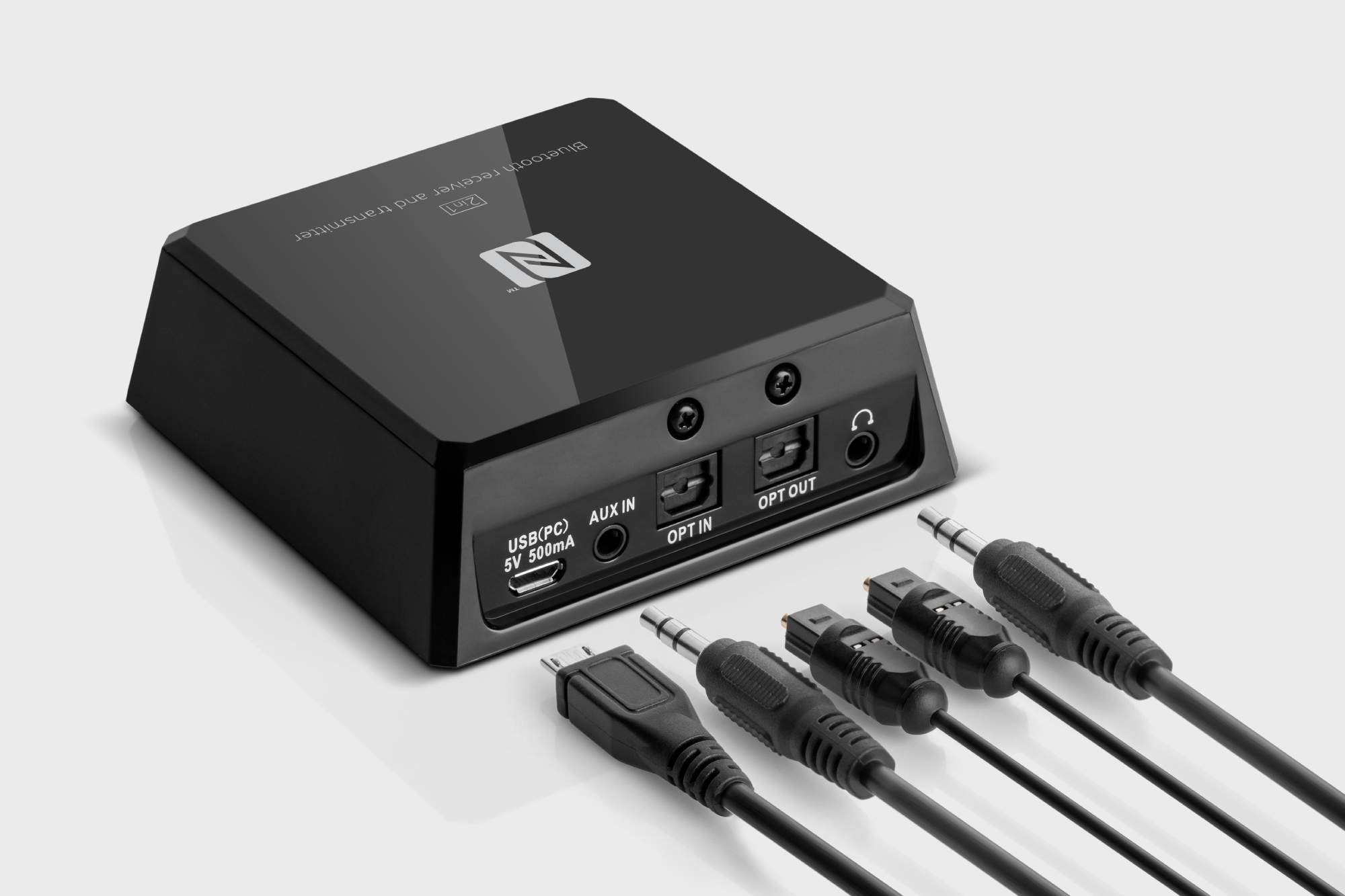 Czarny odbiornik i nadajnik Bluetooth z różnymi kablami na białym tle.