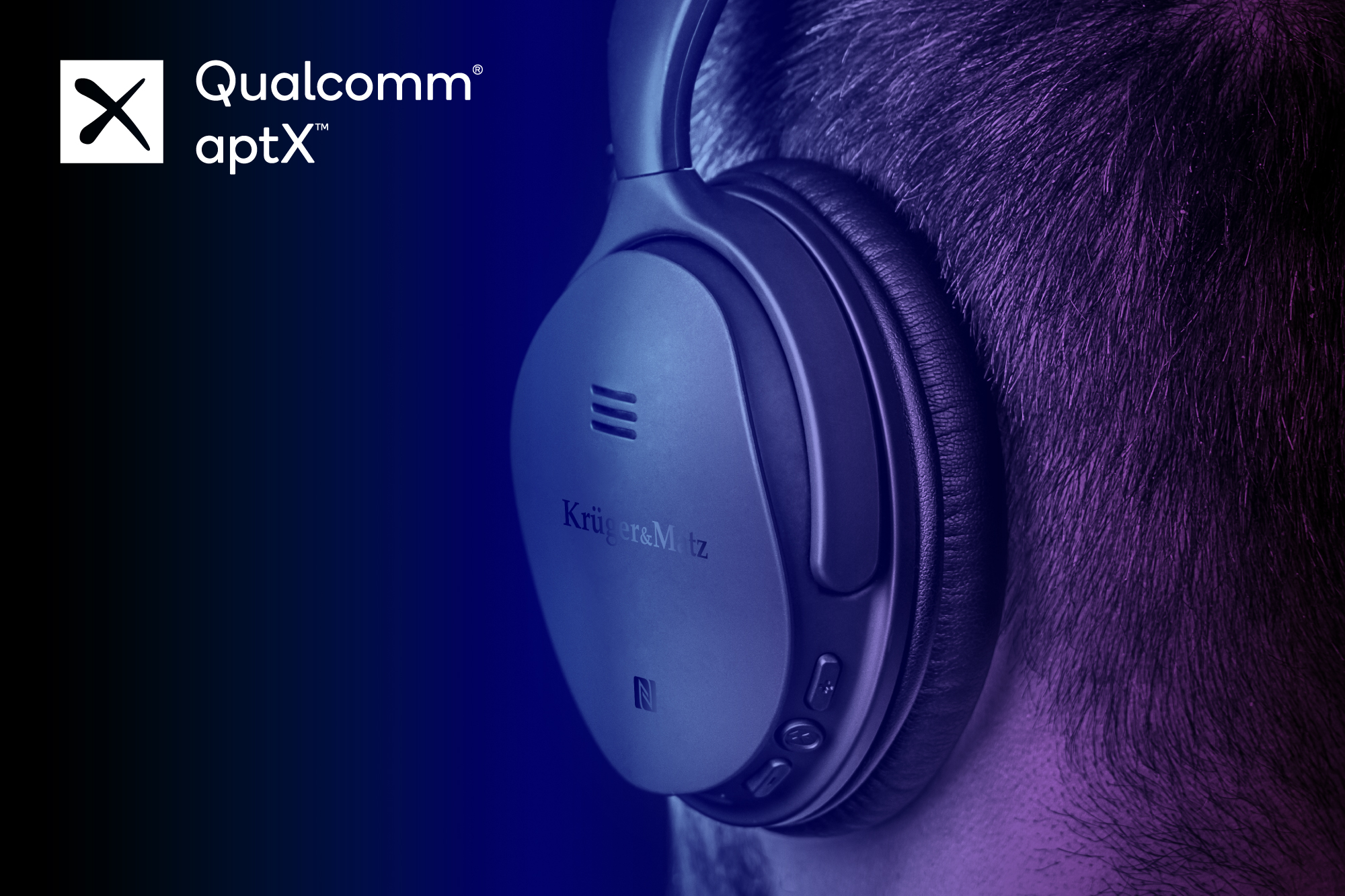 Osoba w niebieskich słuchawkach bezprzewodowych z logo Qualcomm aptX na ciemnym tle.