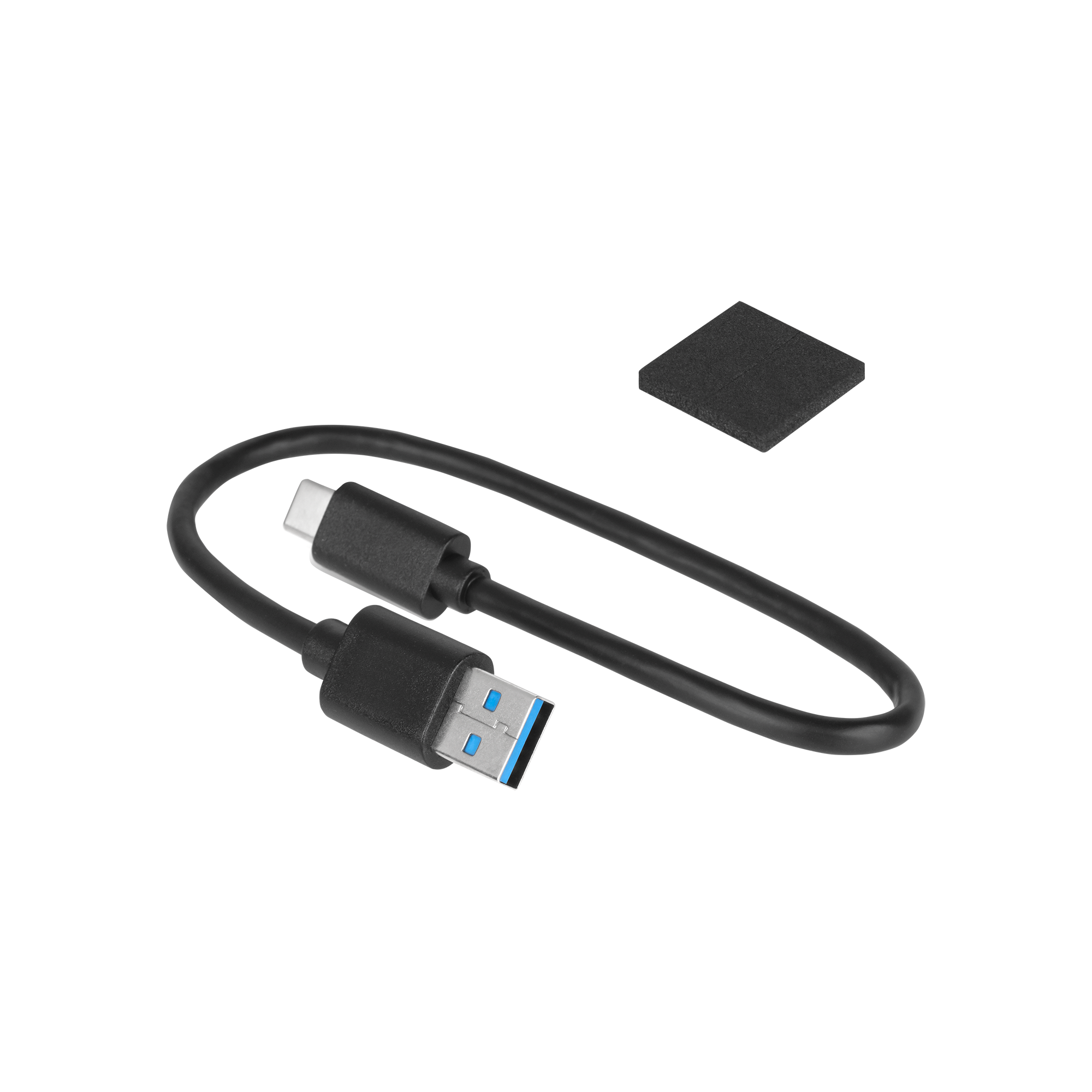 Czarny kabel USB-C do USB-A i mała kwadratowa podkładka na czarnym tle.