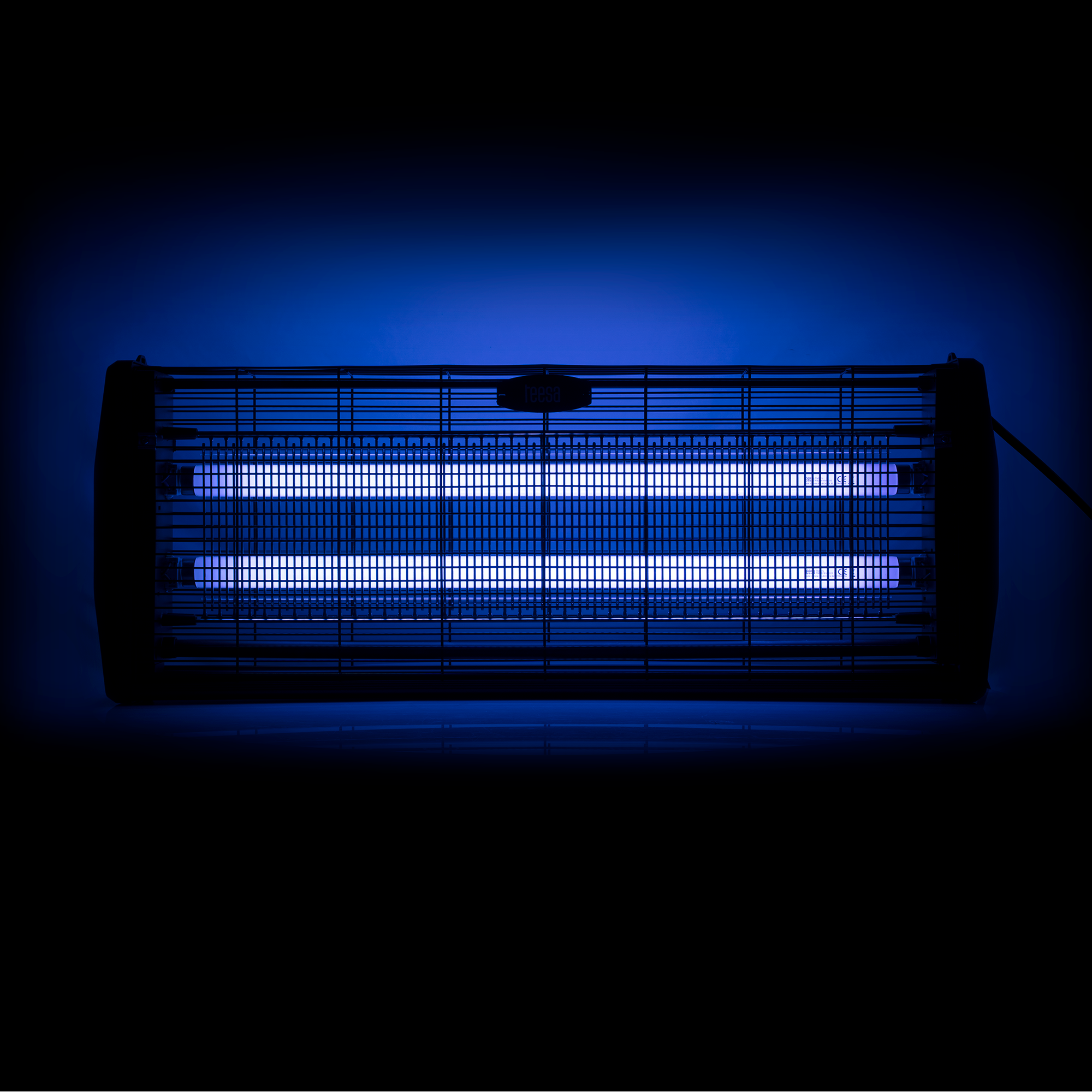 Elektryczna owadobójcza lampa z niebieskimi świetlówkami UV rozświetla ciemny pokój.