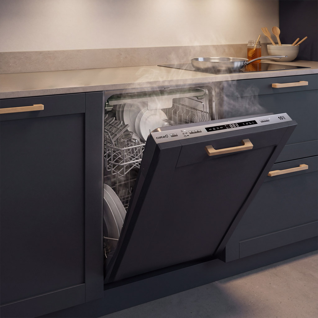 Un lavavajillas gris oscuro abierto que libera vapor en una cocina moderna con gabinetes oscuros y encimera clara.