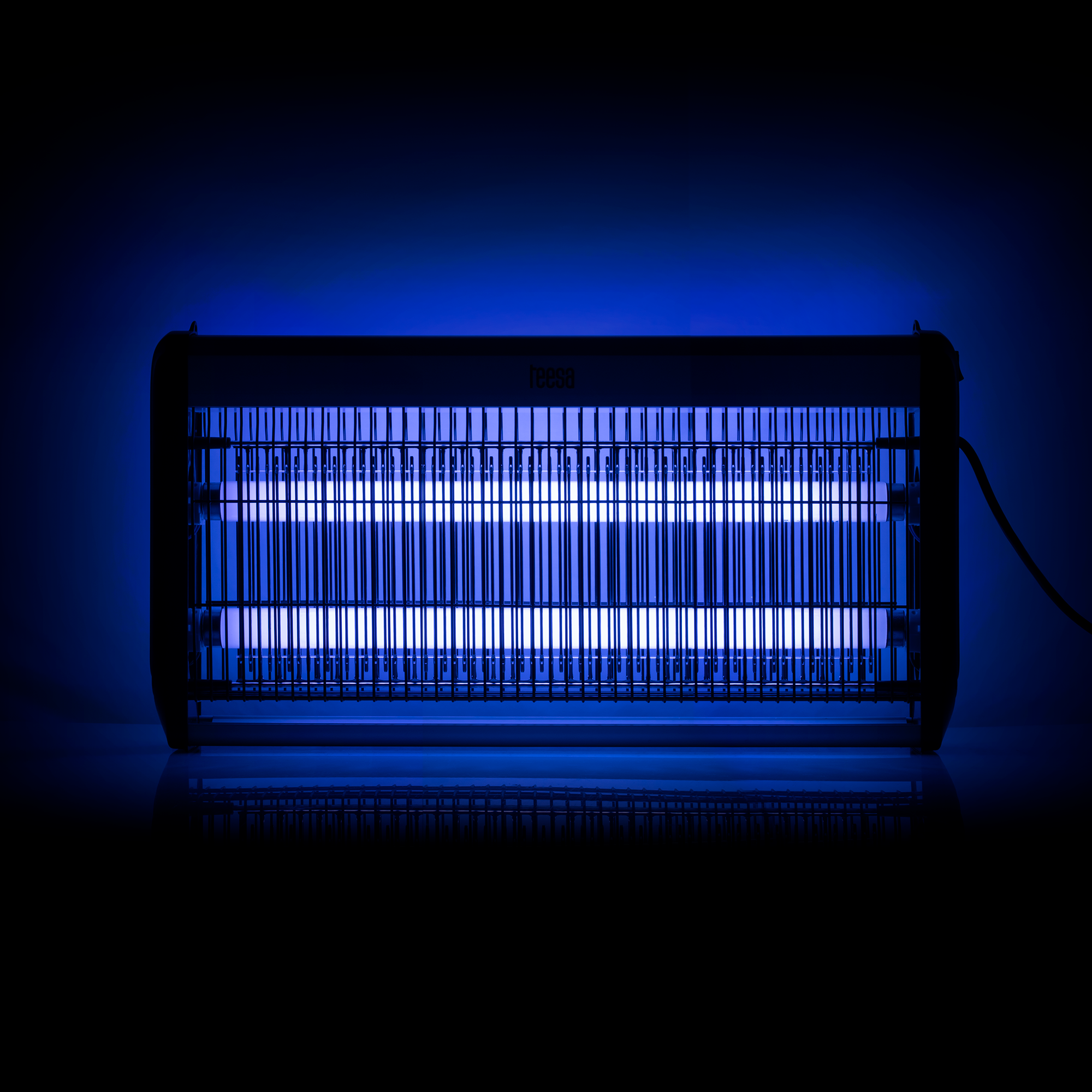 Elektryczna pułapka na owady z niebieskimi żarówkami UV w metalowej siatce, na ciemnoniebieskim tle.