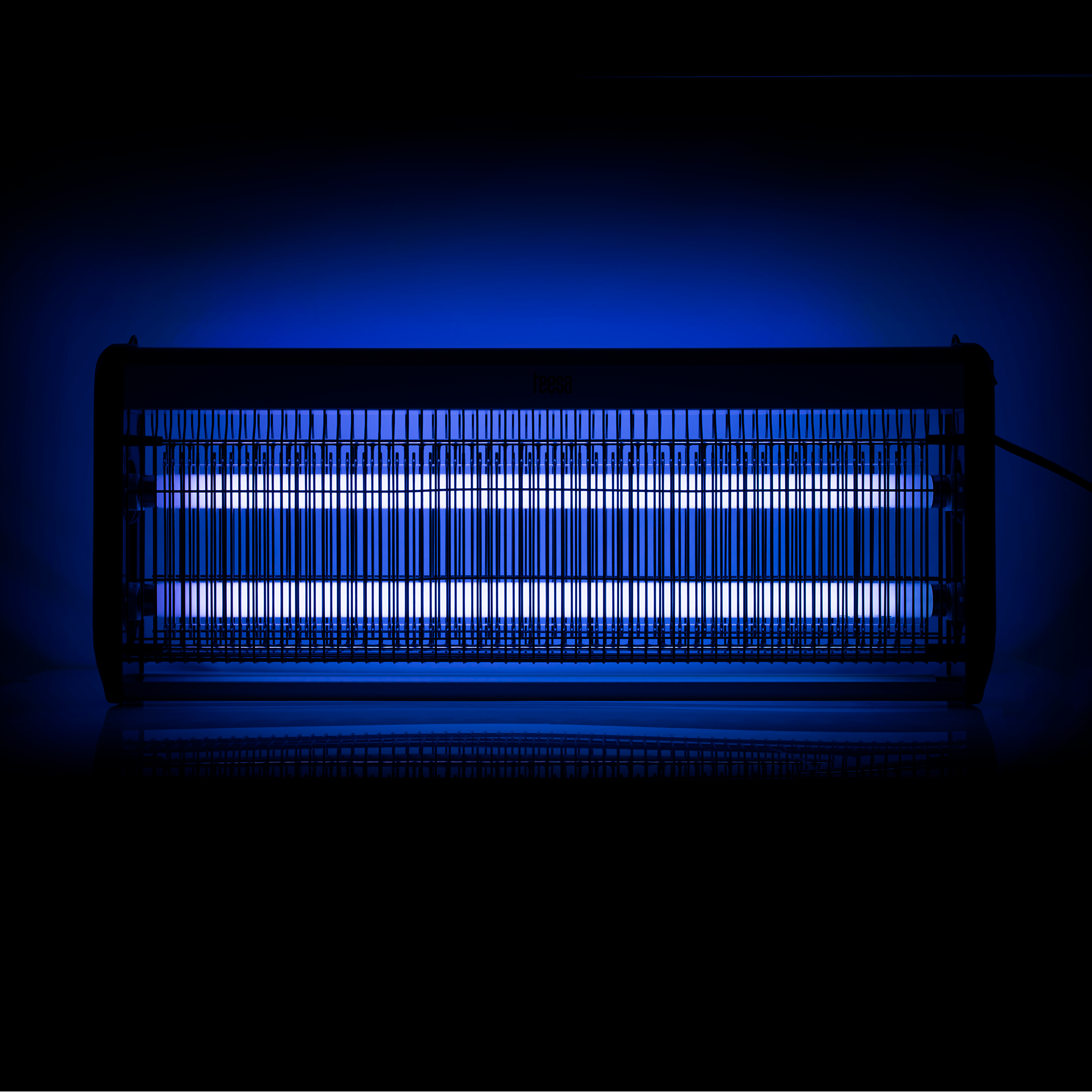 Elektryczna owadobójcza lampa z niebieskim światłem i siatką w ciemnym otoczeniu.