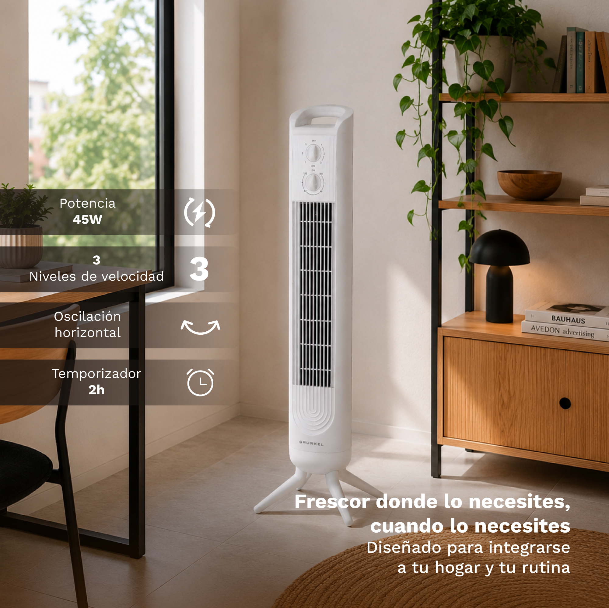 Un ventilador de torre blanco en una habitación luminosa con mesa y estantería.