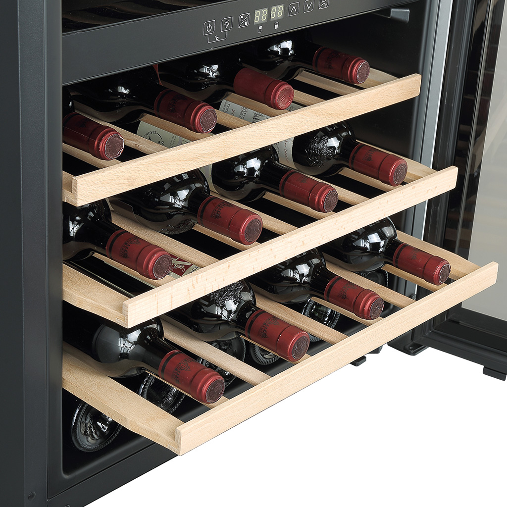 Un enfriador de vino negro lleno de varias botellas de vino en estantes de madera extraíbles.
