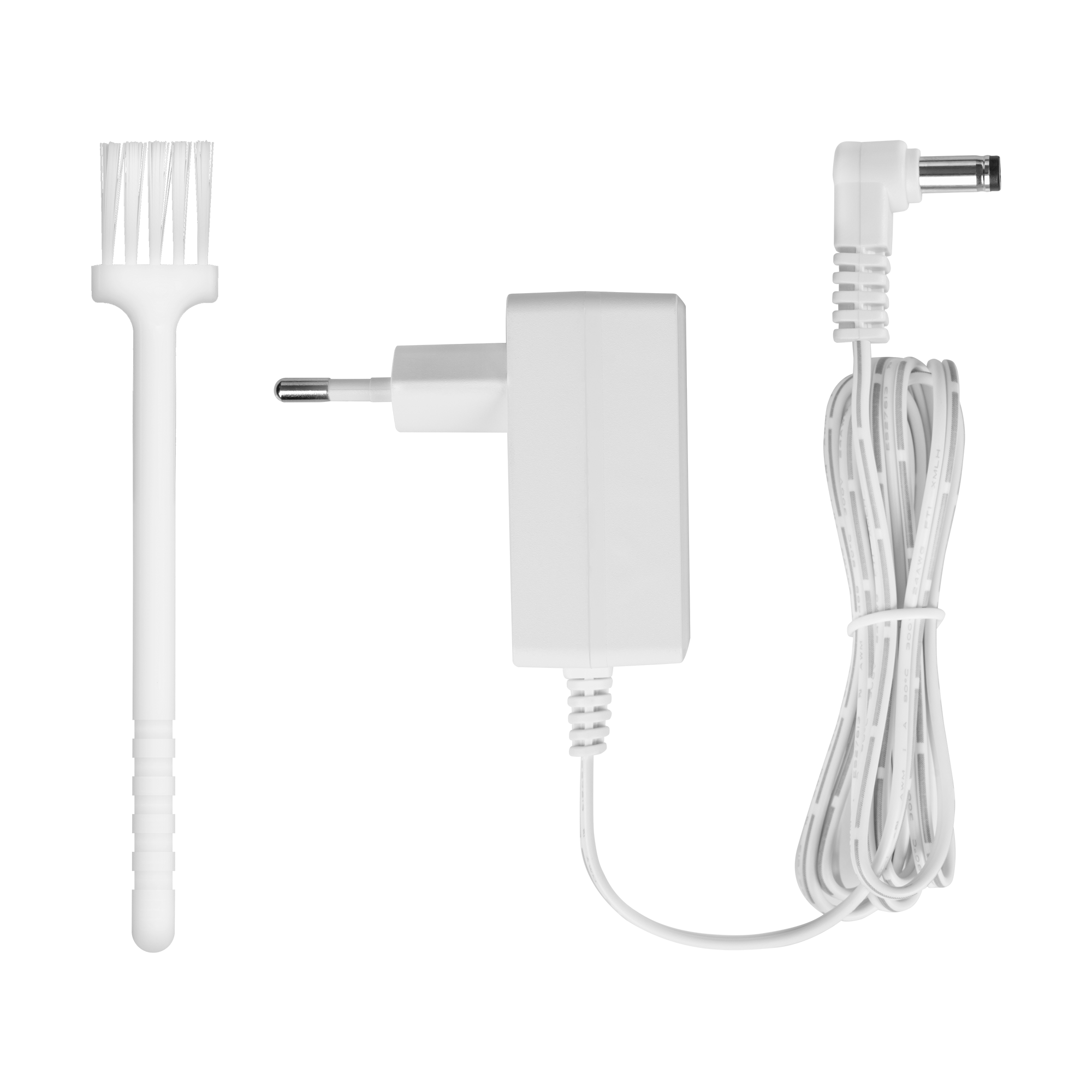 Fehér hálózati adapter kábellel és dugóval, valamint egy fehér tisztítókefe, fekete háttér előtt.