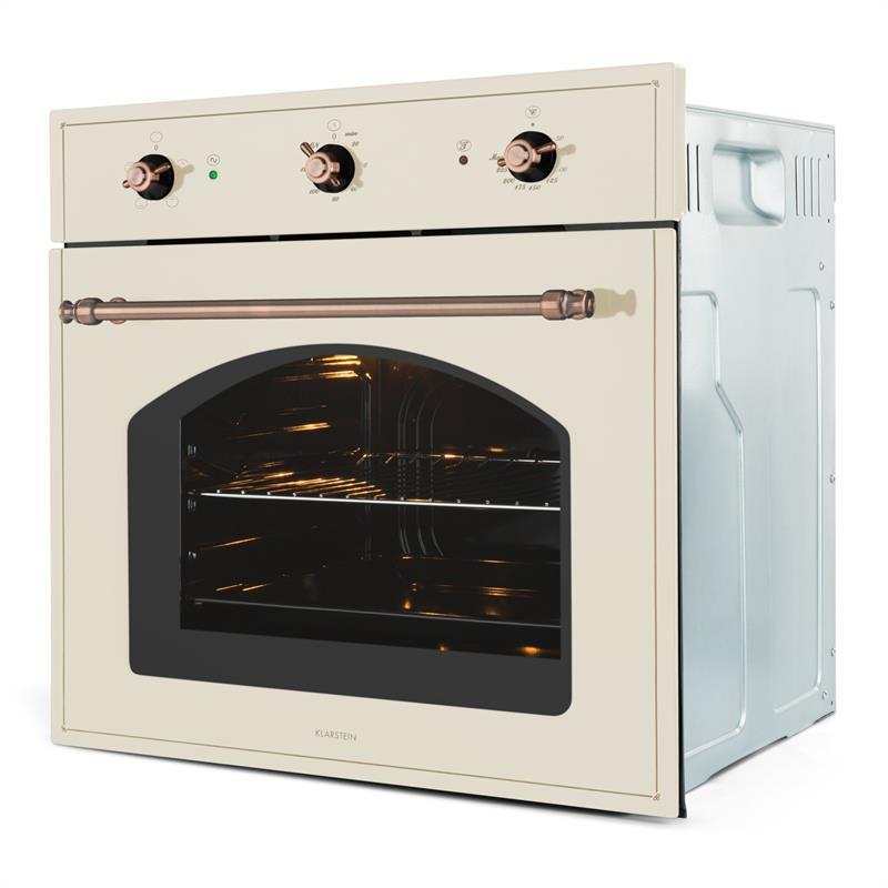 Un forno elettrico vintage color crema con manopole in rame e maniglia lunga, con porta in vetro illuminata.