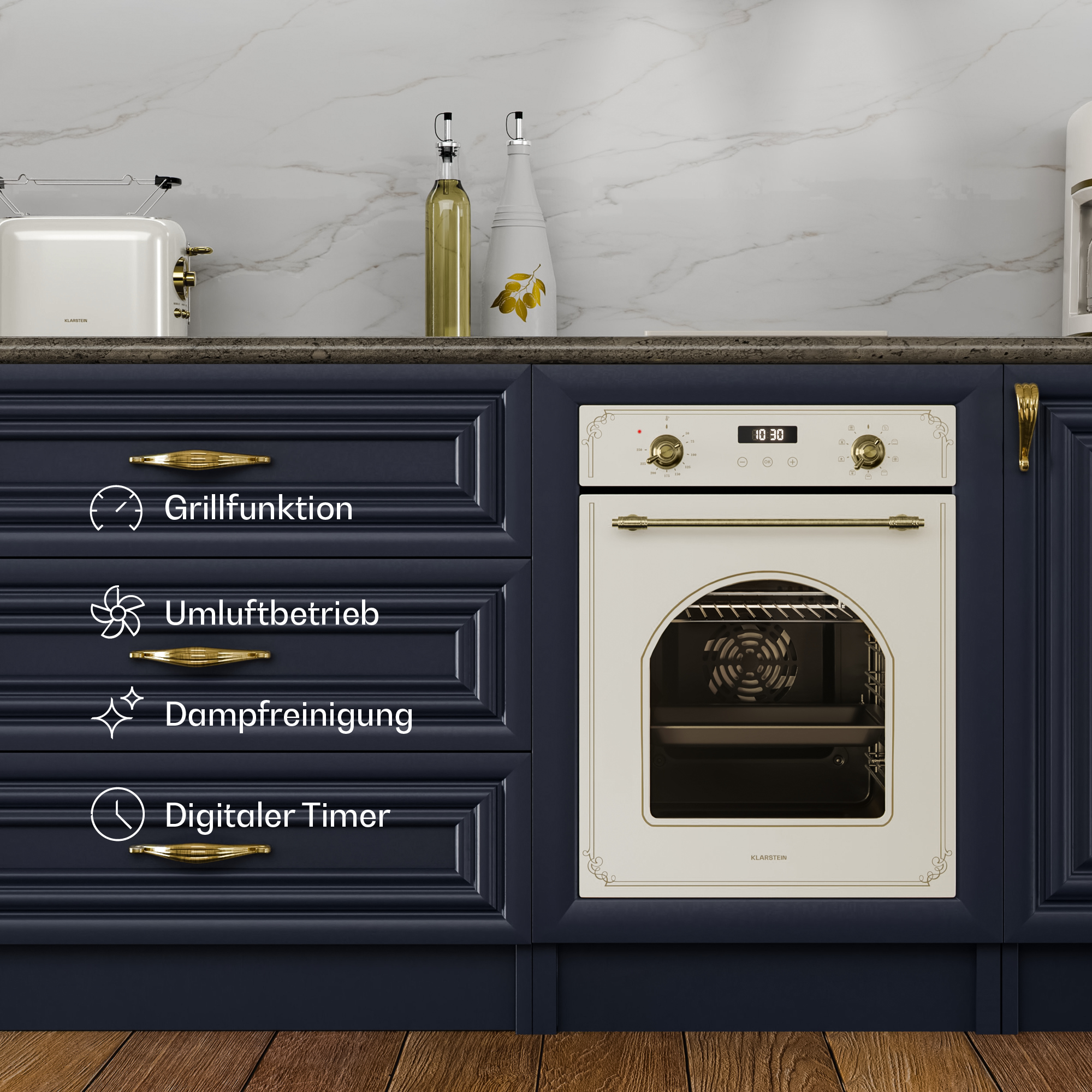 Forno da incasso beige con maniglie dorate in cucina blu, con bottiglie sopra.