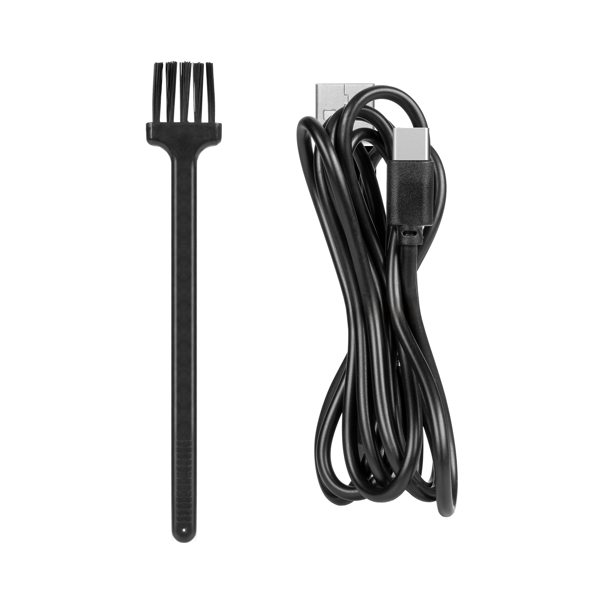 Czarna szczoteczka do czyszczenia i zwinięty czarny kabel USB na czarnym tle.