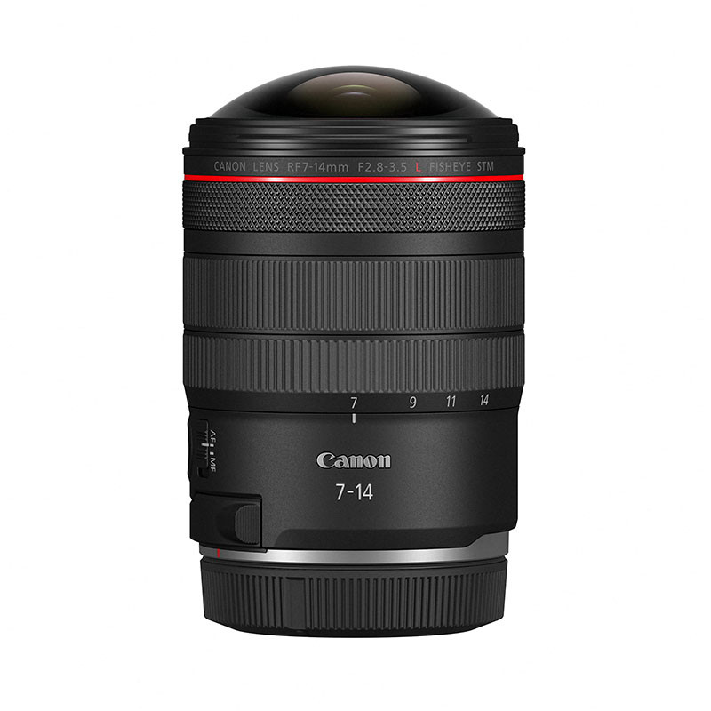 Beyaz arka planda kırmızı detaylara sahip siyah Canon RF 7-14mm balıkgözü kamera lensi.