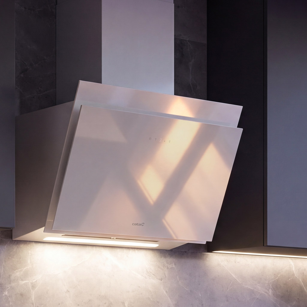 Una moderna campana extractora de cocina blanca e inclinada con iluminación integrada, montada en una pared de mármol.