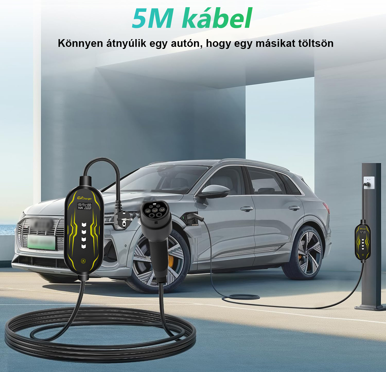 Egy ezüst elektromos SUV töltődik a szabadban, fekete EV töltővel és 5M kábellel az előtérben.