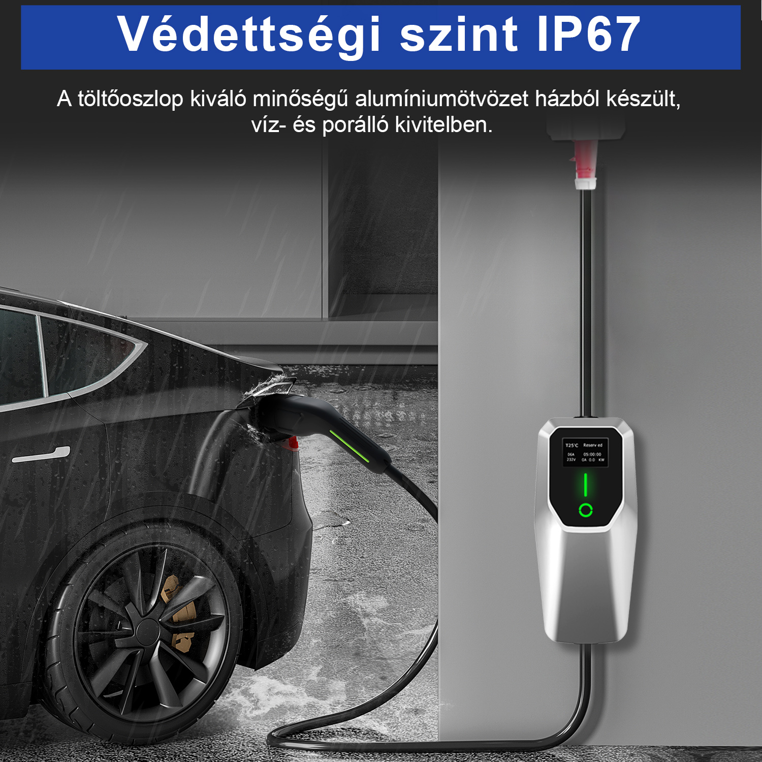 Egy fekete elektromos autó esőben töltődik egy IP67 védettségű, ezüstszínű fali töltőn.
