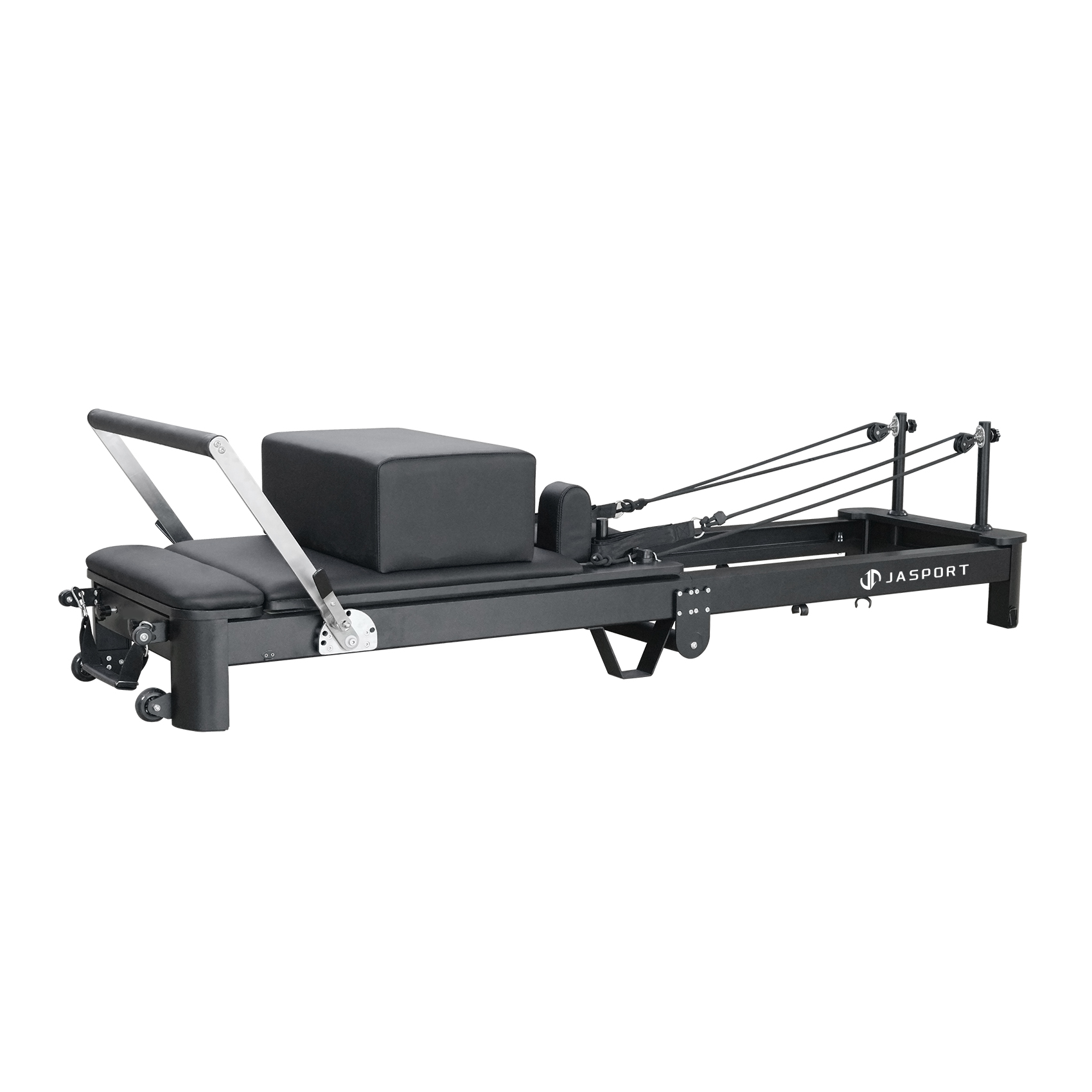 Máquina reformer de pilates negra con carro acolchado, tabla de salto y cuerdas sobre fondo blanco.