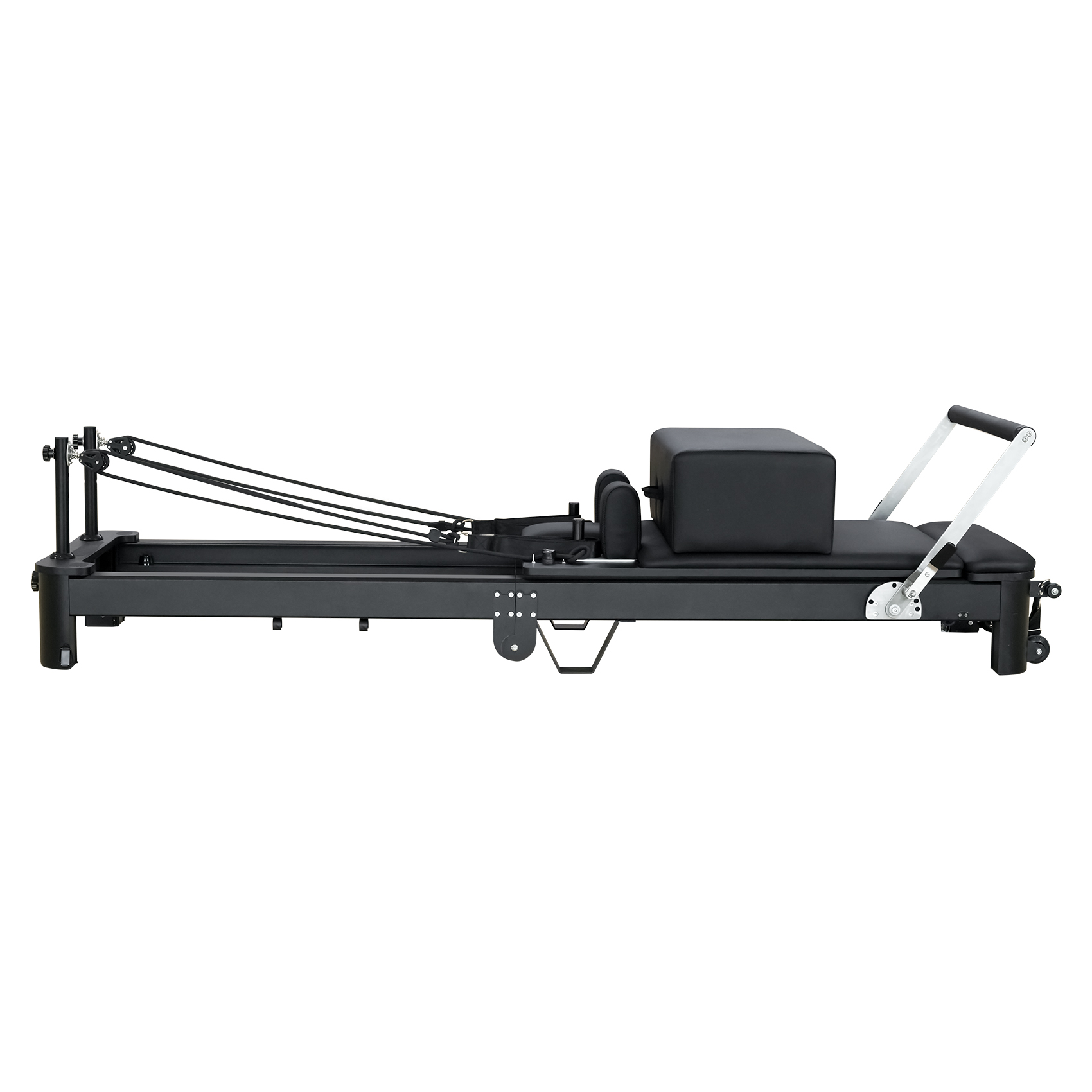 Una máquina reformer de Pilates negra con caja y correas sobre fondo blanco.
