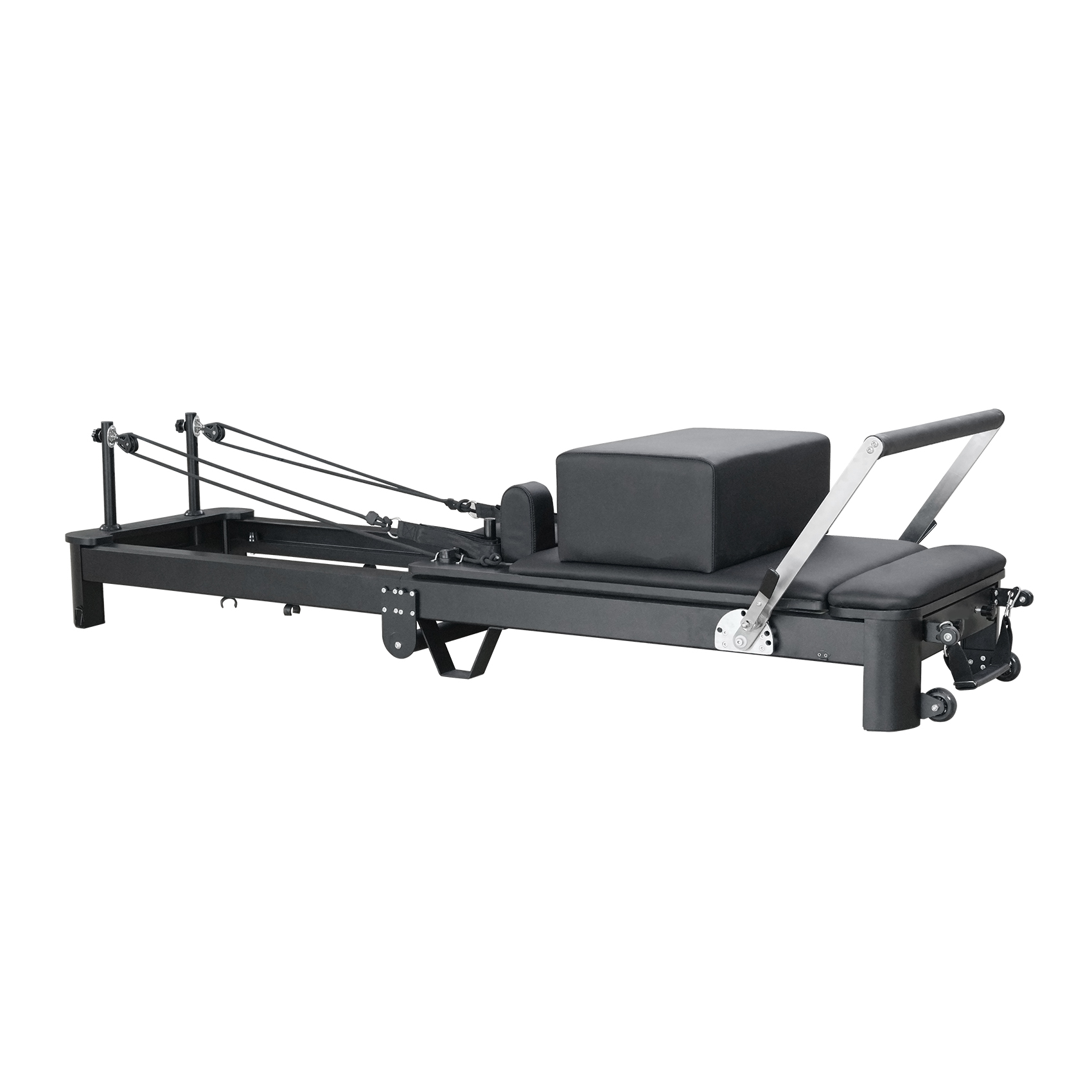 Una máquina reformer de pilates negra con carro acolchado, caja y correas sobre fondo blanco.