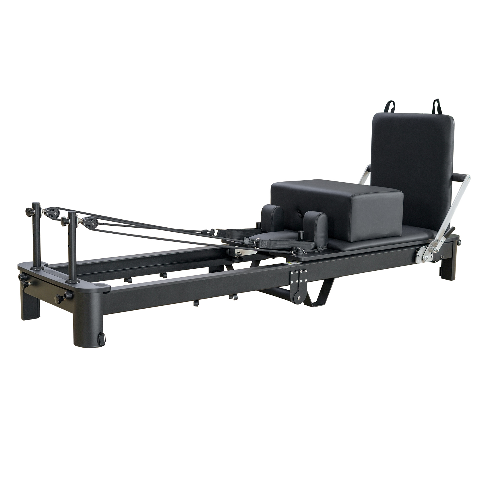 Una máquina de pilates reformer negra con barra para pies, correas ajustables y carro acolchado.