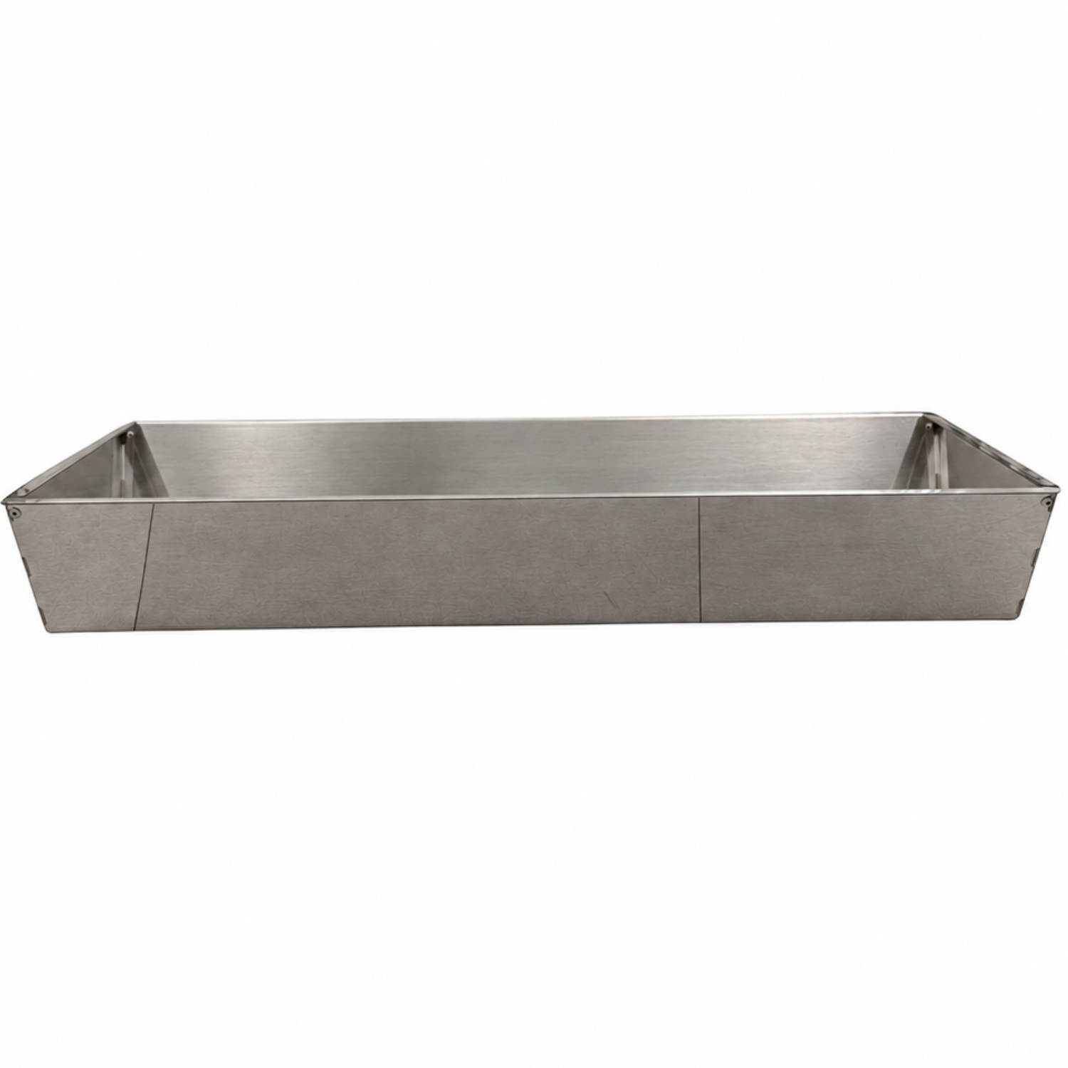 Ein langer, flacher Metallbehälter aus Edelstahl auf weißem Hintergrund.