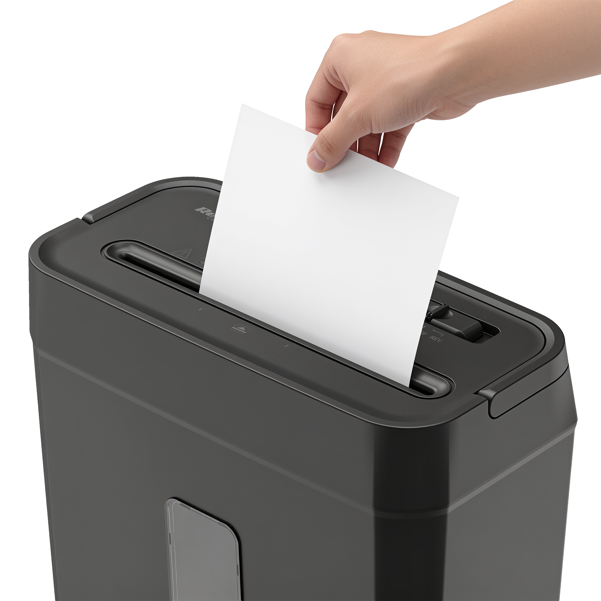 Ręka wkłada biały papier do czarnej niszczarki na czarnym tle.