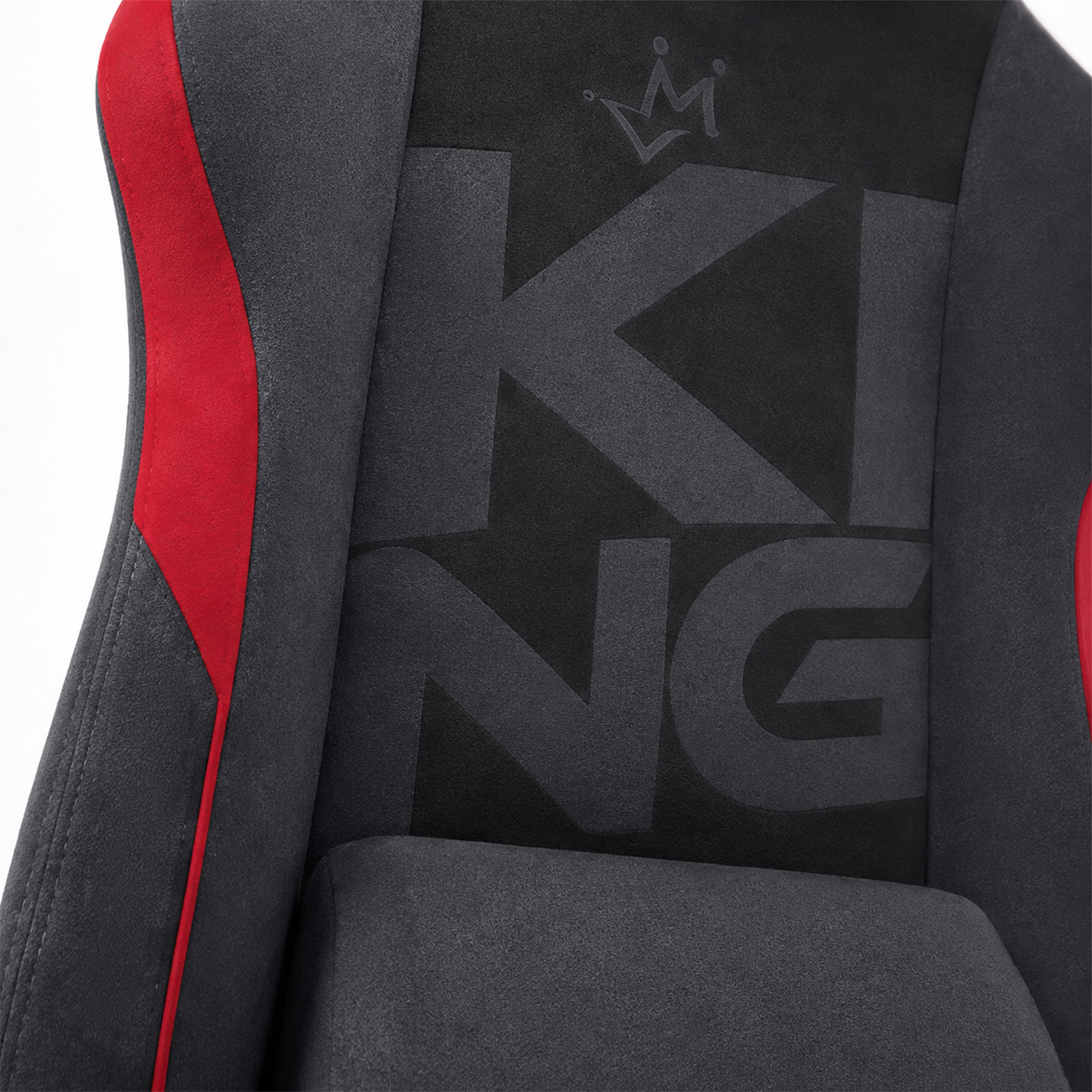 Sırt kısmında 'KING' yazısı ve taç logosu bulunan siyah ve kırmızı oyuncu koltuğunun yakın çekimi.