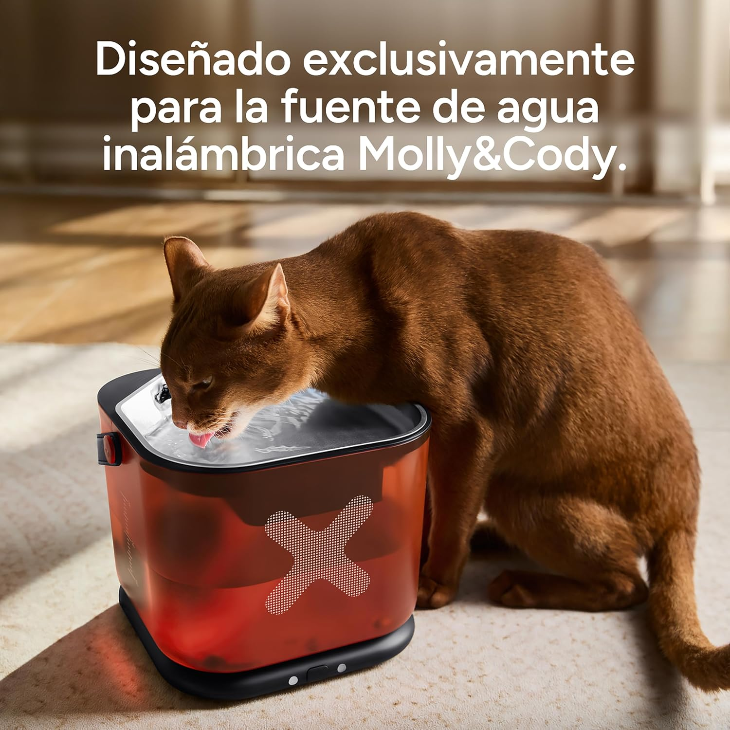 Un gato marrón bebe agua de una fuente inalámbrica naranja.