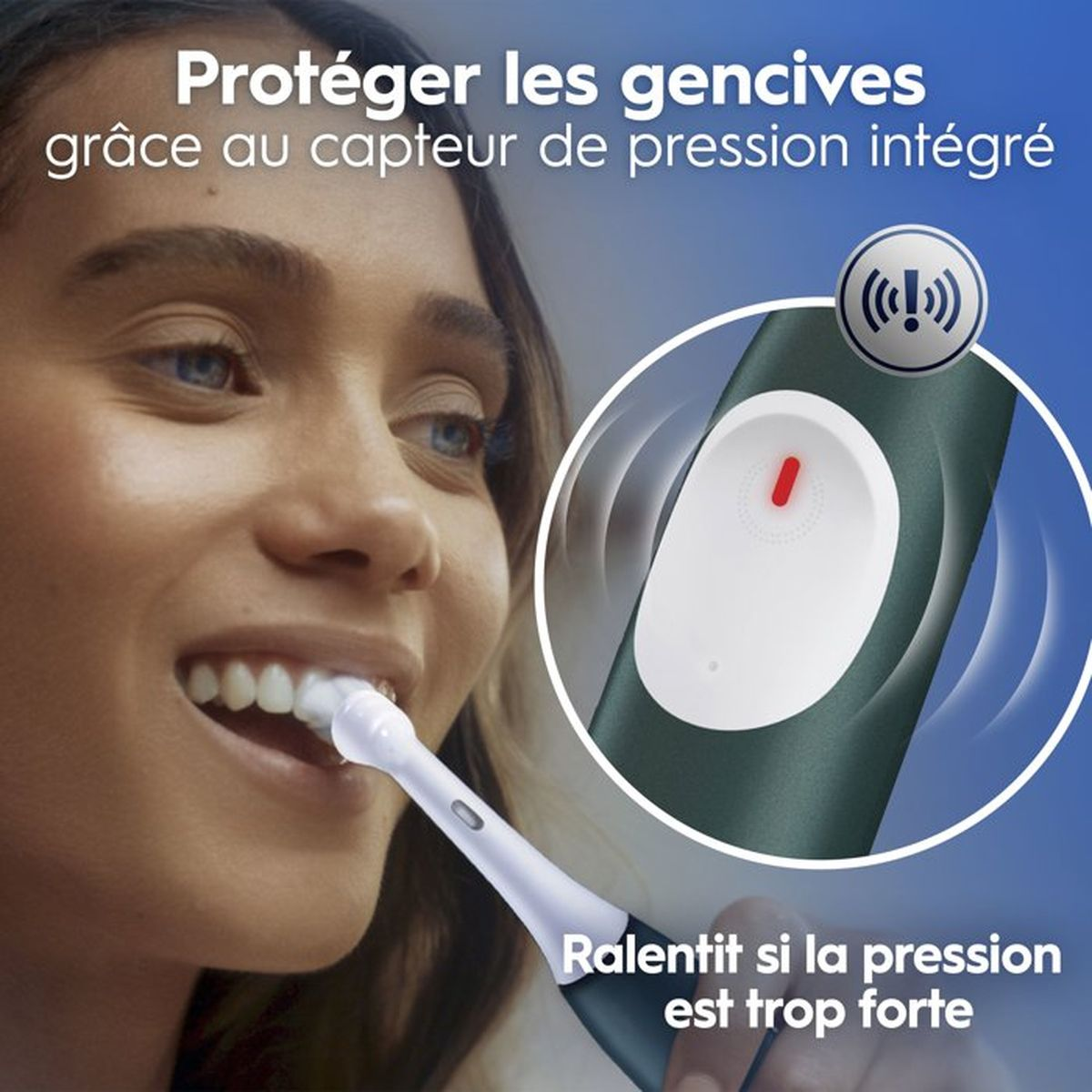 Una donna si lava i denti con uno spazzolino elettrico dotato di sensore di pressione.