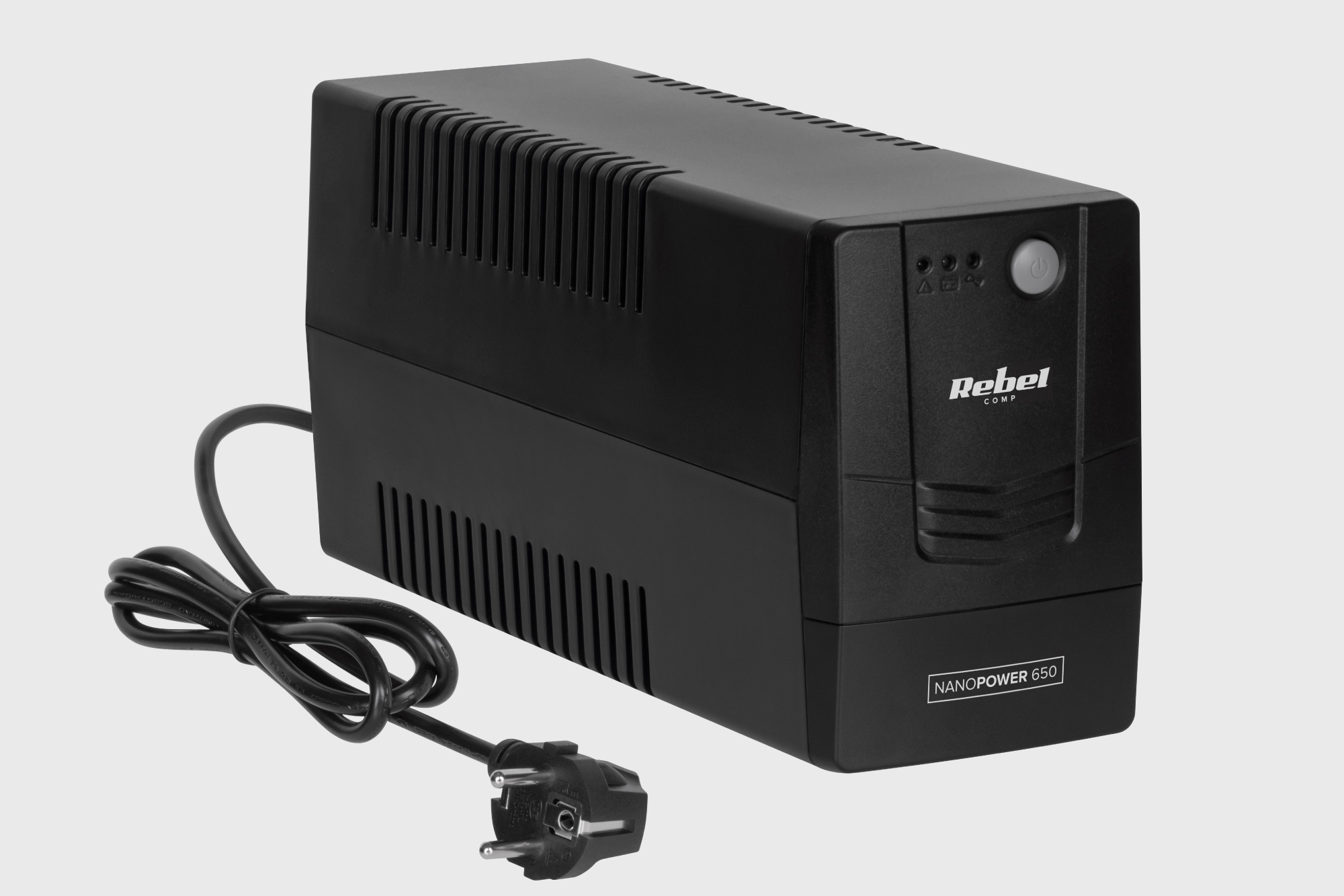 Czarne urządzenie UPS Rebel NanoPower 650 z przewodem zasilającym i wtyczką na gładkim tle.