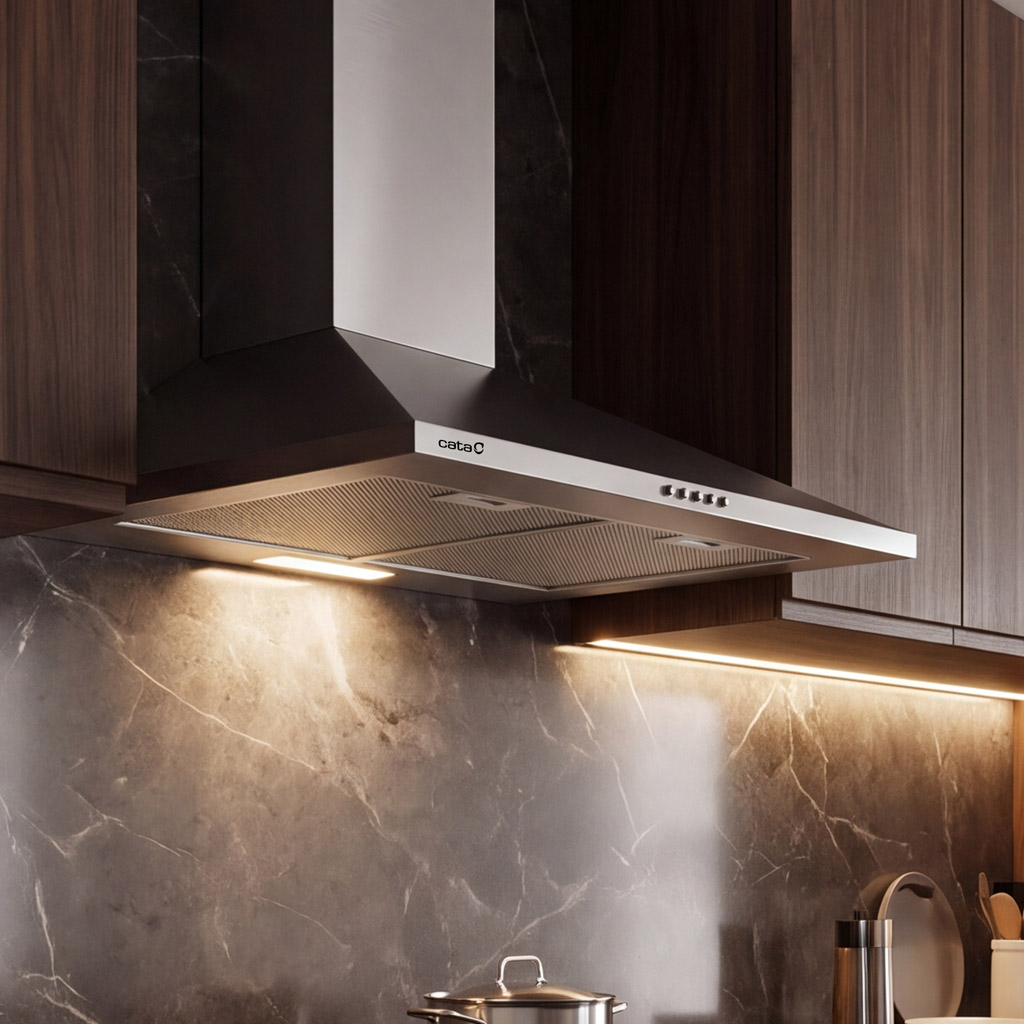Campana extractora moderna de acero inoxidable en cocina con mármol oscuro y muebles de madera.