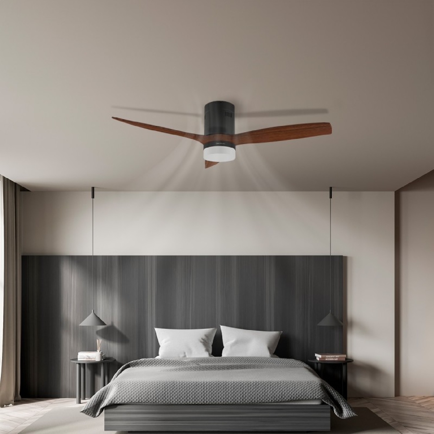 Dormitorio moderno con ventilador de techo de madera, luz central, cama gris y lámparas colgantes ante un panel.