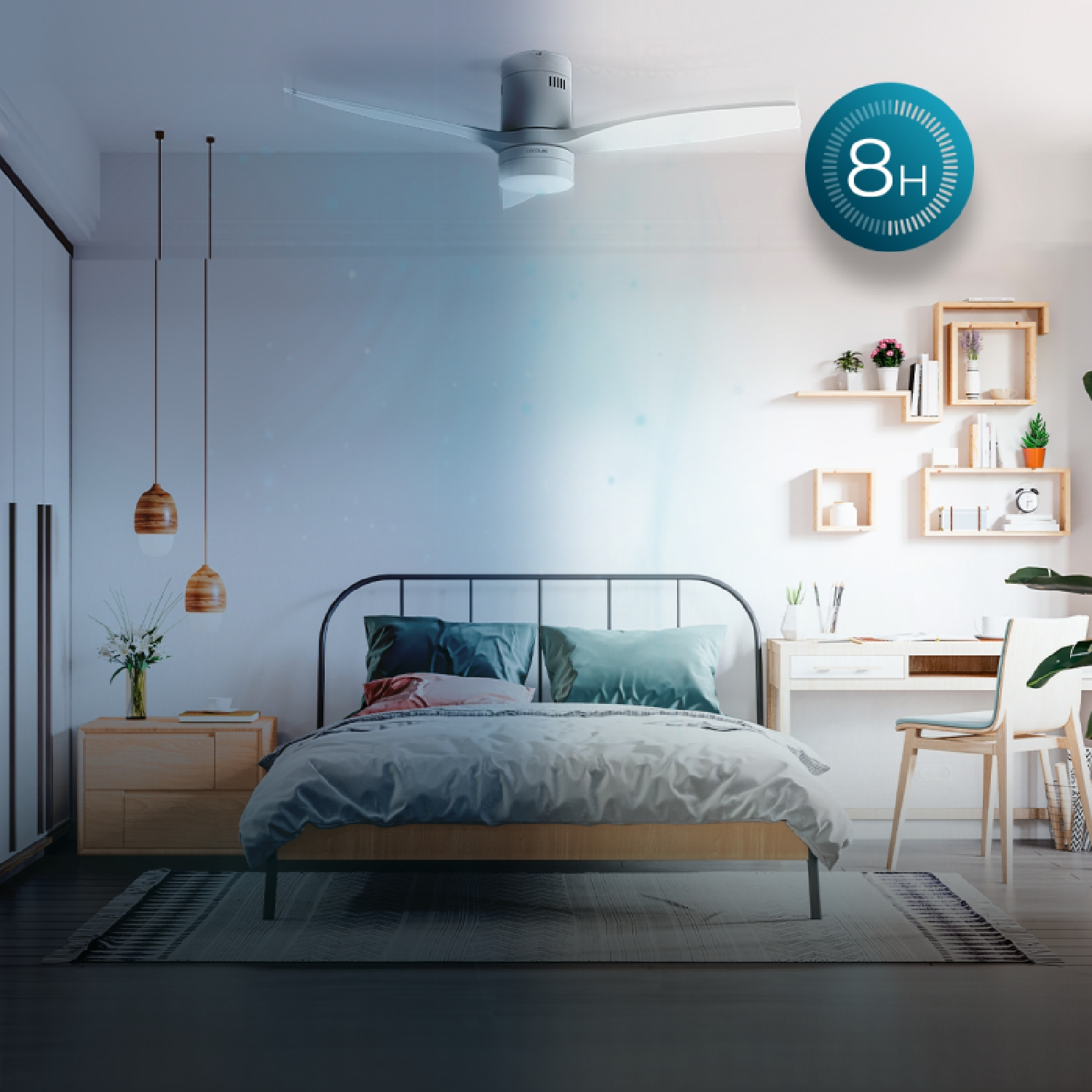 Acogedor dormitorio con ventilador de techo, cama, escritorio y estantes, con un icono azul de 8H arriba a la derecha.