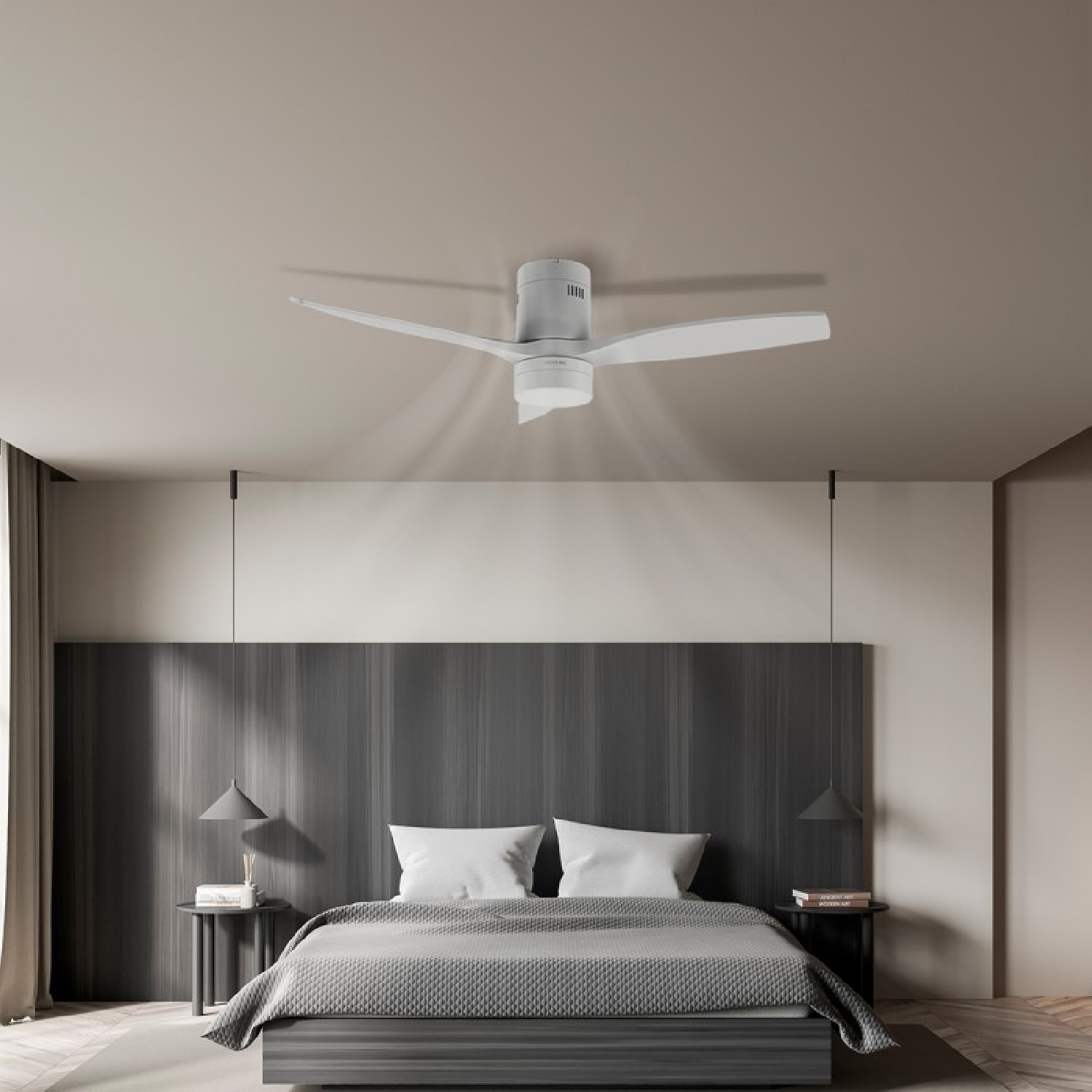 Ventilador de techo moderno con luz instalado sobre una cama elegante en un dormitorio minimalista.