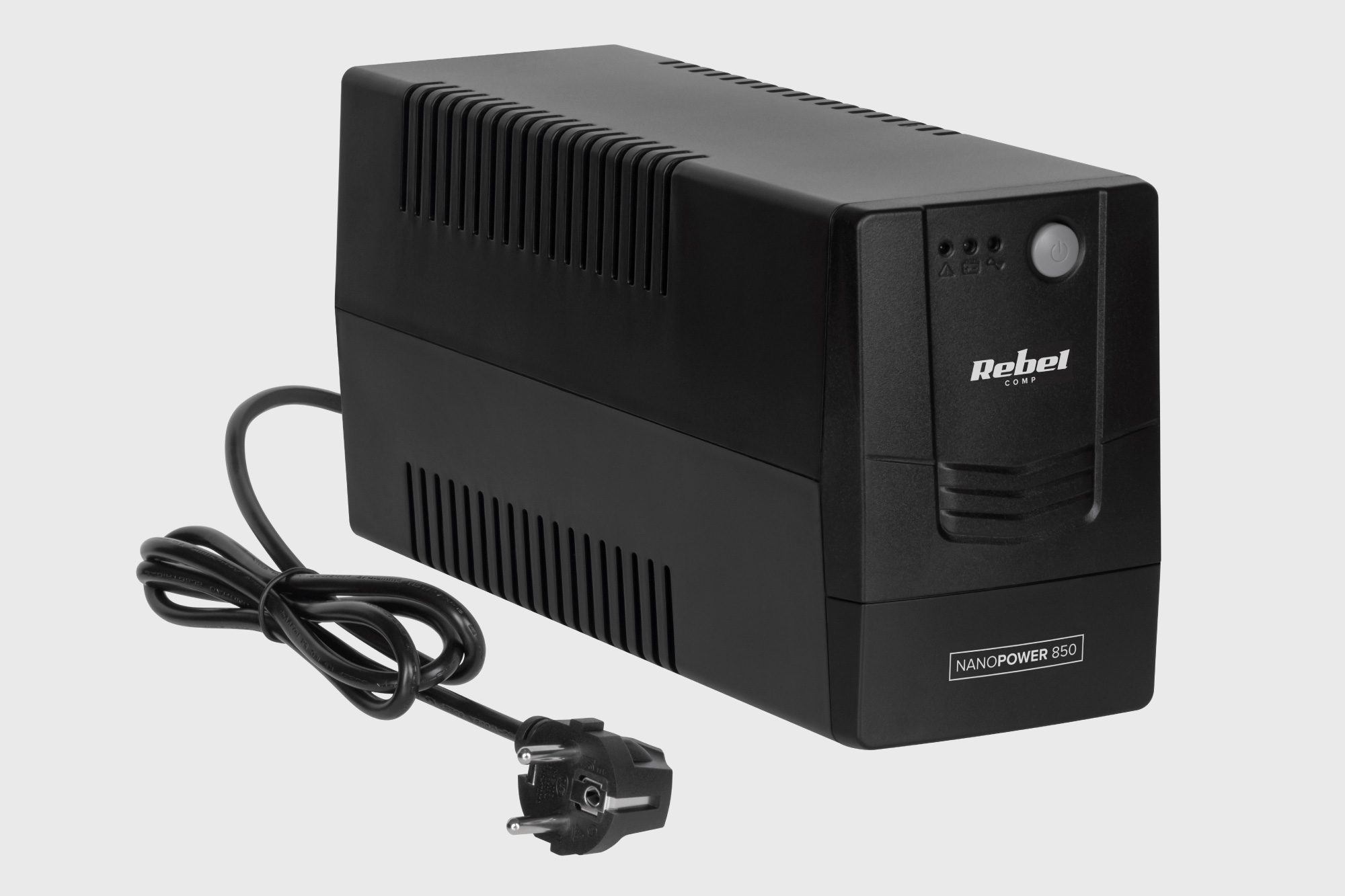 Czarne urządzenie UPS Rebel NanoPower 850 z podłączonym przewodem zasilającym na jasnym tle.