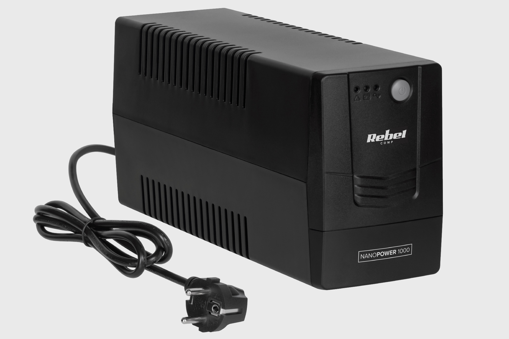 Czarne urządzenie UPS Rebel NanoPower 1000 z podłączonym przewodem zasilającym na jasnym tle.