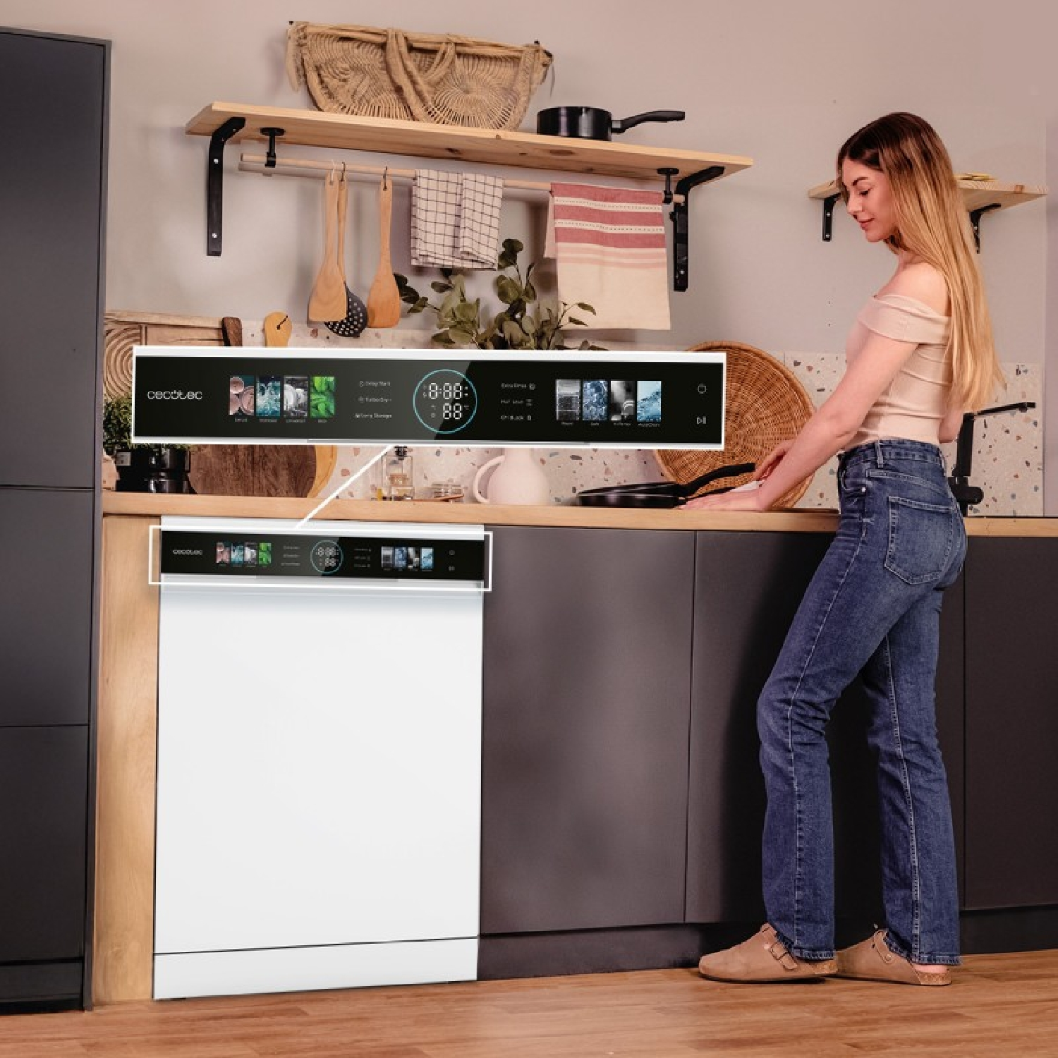 Una mujer en una cocina moderna junto a un lavavajillas blanco con pantalla digital.